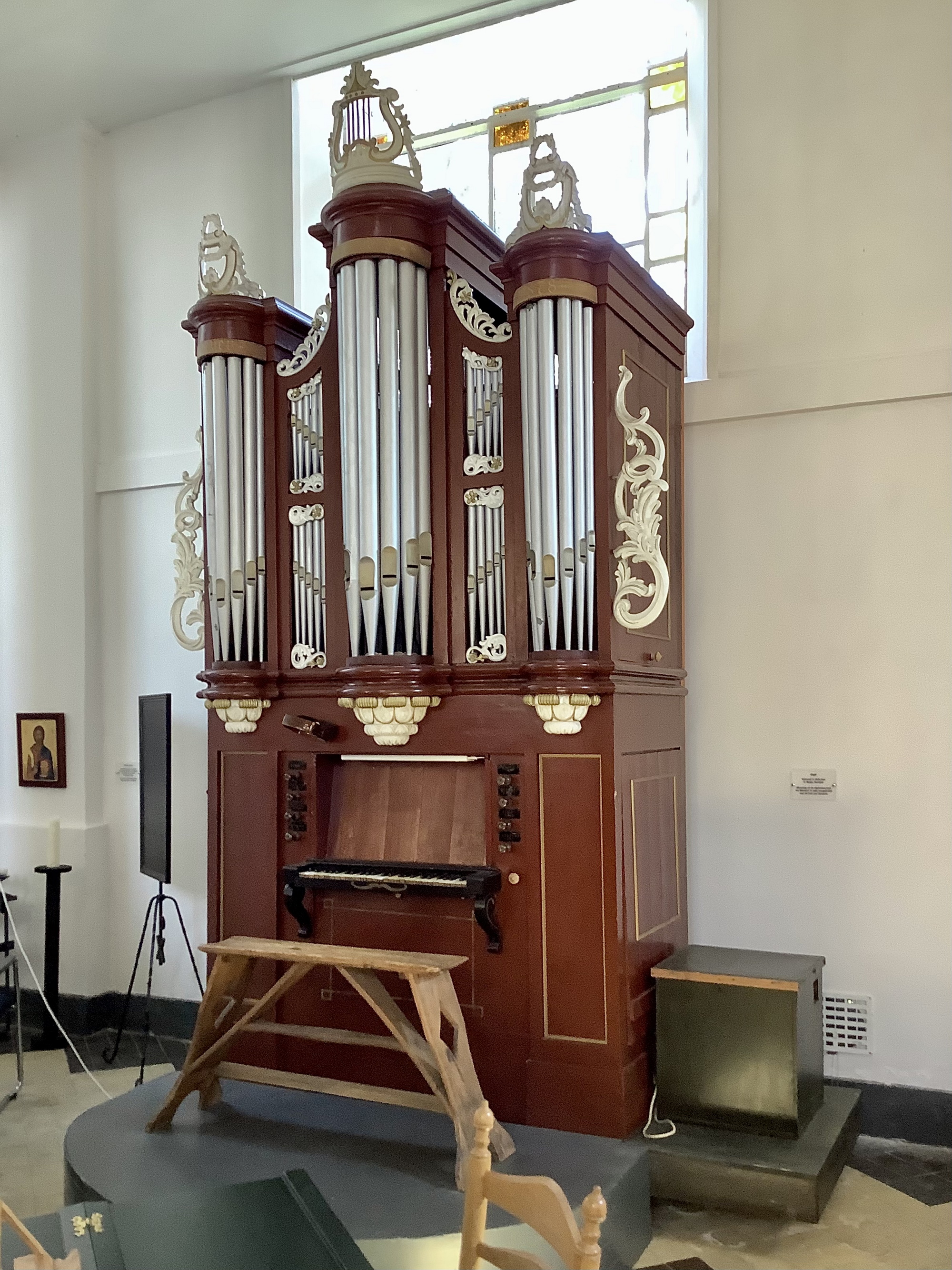 Het Meijerorgel staat tegenwoordig op een verrijdbaar plateau in de kerk van Farmsum. Foto: ©Jur Kuipers.