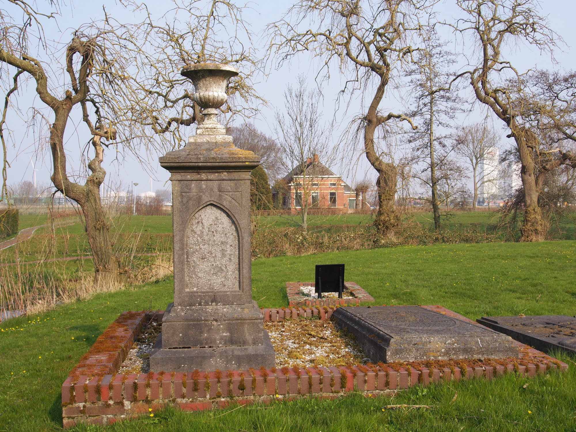 Grafsteen van Fokko Brouwer, geboren te Weiwerd op 29 september 1861, overleden te Weiwerd op 22 augustus 1893. Hij is de echtgenoot geweest van Grietje Dethmers. Foto: ©Jur Kuipers