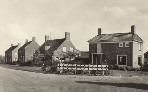 Rechts de pastorie aan de Heemskesweg 17. Bron: eigen verzameling.