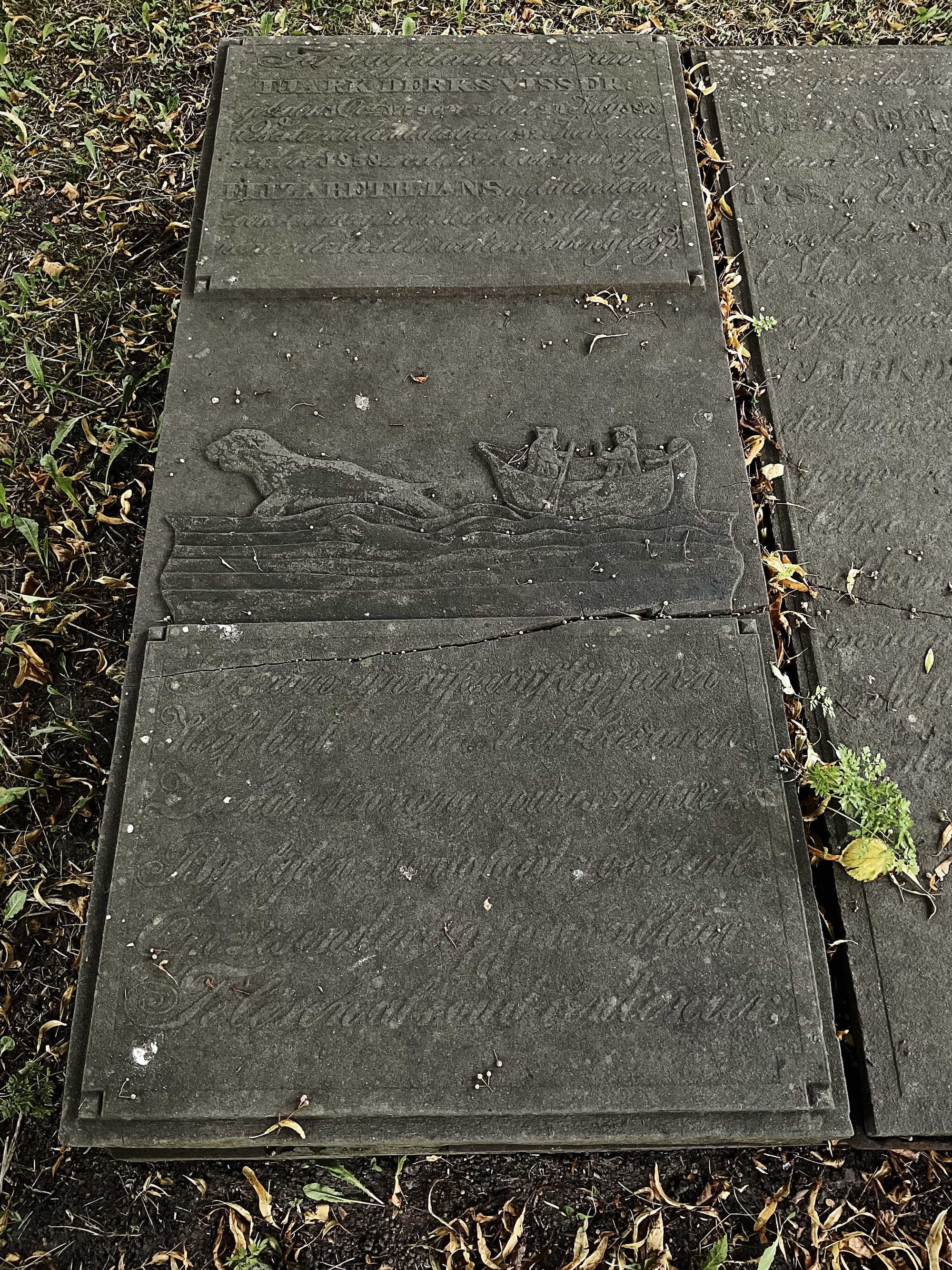 De grafzerk van robbenjager Derk Tjark Visser op het kerkhof bij de kerk. Foto: ©Jur Kuipers.