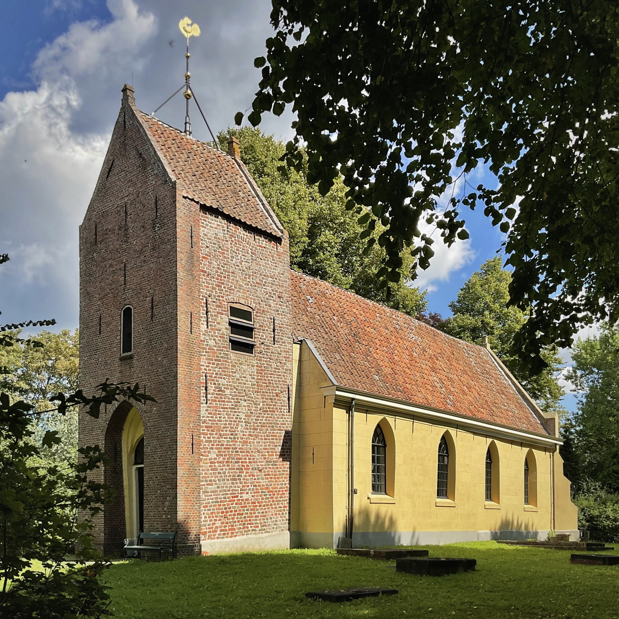 De kerk gezien vanuit en noordoosten. Foto: ©Jur Kuipers.