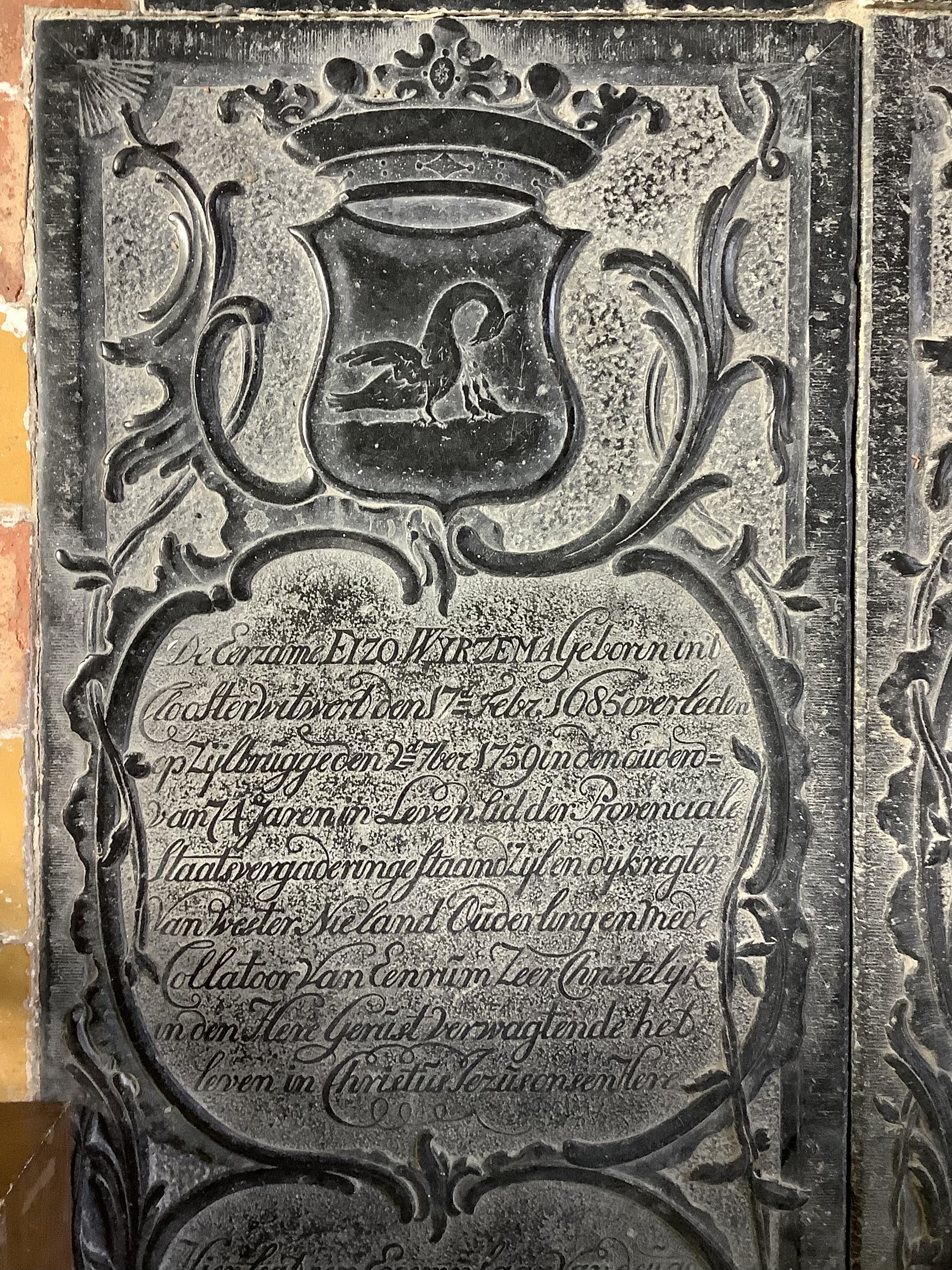 DE EERZAME EIZO WYRZEMA, GEBOREN IN 'T CLOOSTER WITWERT DEN 17D FEBR. 1685, OVERLEDEN OP ZYLBRUGGE DEN 2D SEPTEMBER 1759 IN DEN OUDERDOM VAN 74 JAREN, IN LEVEN LID DER PROVENCTALE STAATSVERGADERINGE, STAAND ZYL EN DYKREGTER VAN WESTERNIELAND, OUDERLING EN MEDE COLLATOOR VAN EENRUM, ZEER CHRISTELYK IN DEN HERE GERUST, VERWAGTENDE HET LEVEN IN CHRISTUS JEZUS ONSEN HERE.