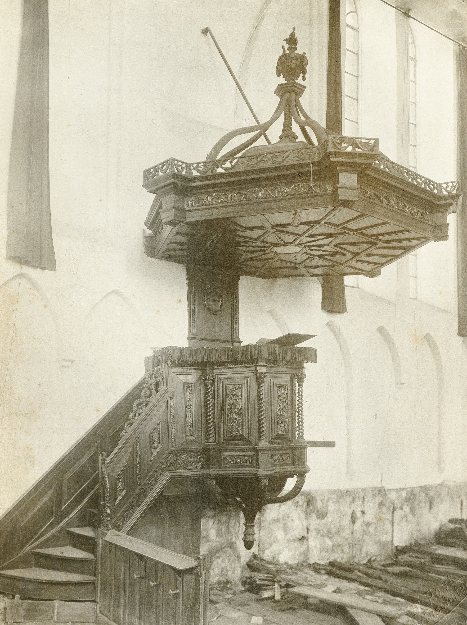 De voormalige preekstoel in de Hervormde kerk van Winschoten. De foto is gemaakt door T. Post in 1905. De kansel is met de restauratie van de kerk in 1905 verkocht en is later naar Monnikendam gegaan. Foto uit de collectie van bouwmeester C.H. Peters. Bron: RHC GA, Groninger Archieven, Beeldbank Groningen.