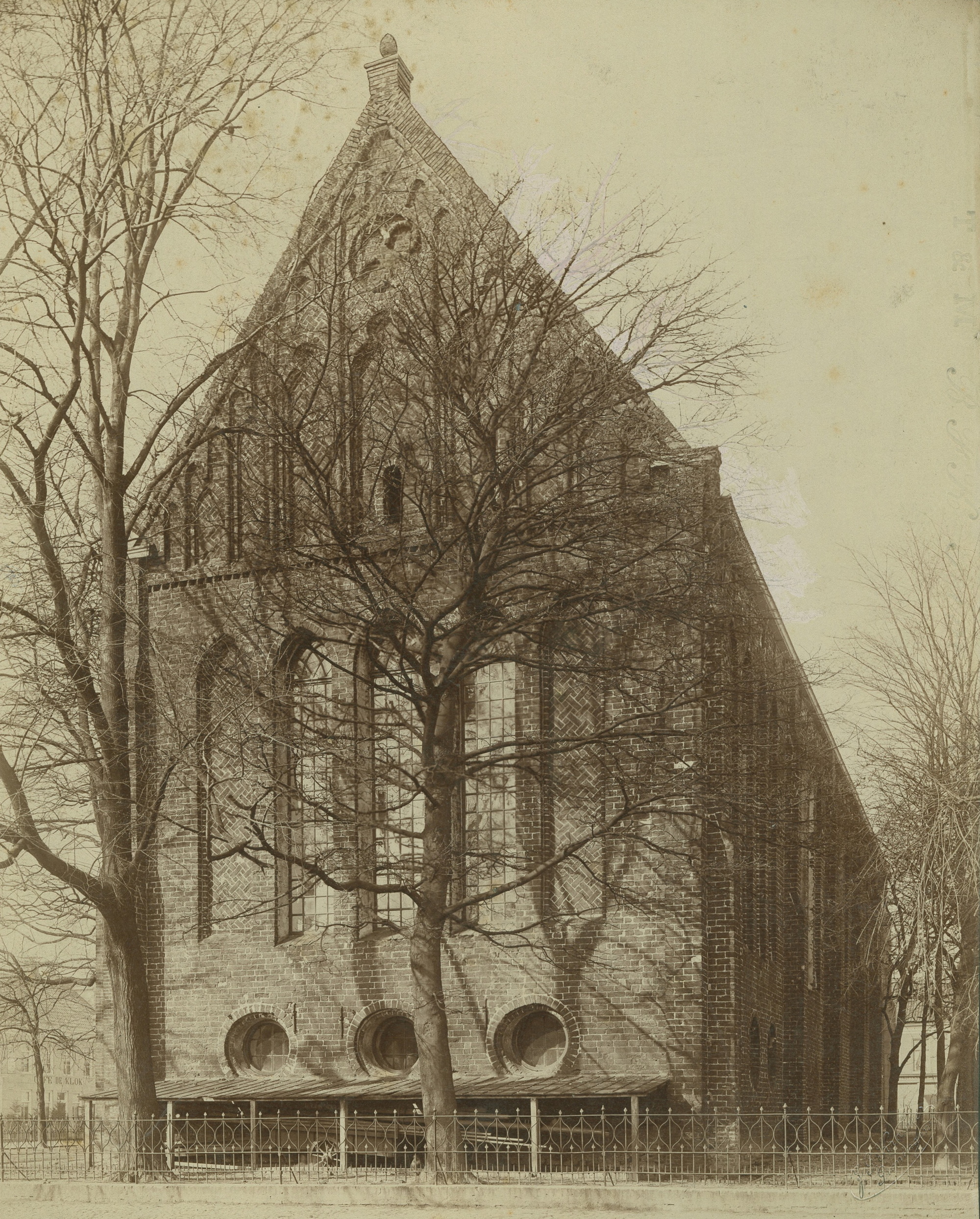 De oostgevel van de kerk. Foto: J.G. Kramer, 1893-1905. Collectie: Bouwmeester C.H. Peters. Bron: RHC GA, Groninger Archieven, Beeldbank Groningen.