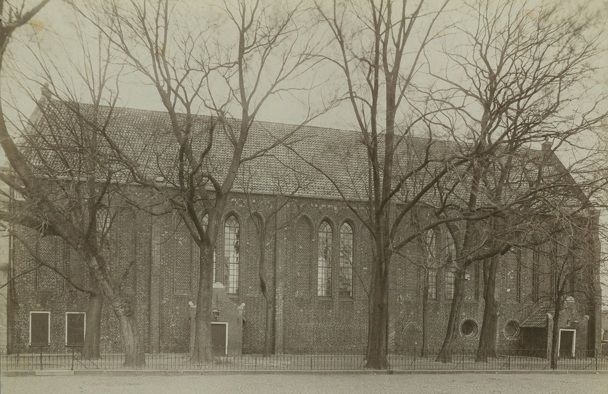 Zuidgevel van de Kerk. De uitbouw en de deuren zijn in de loop er jaren verdwenen. Foto: J.G. Kramer, 1893-1903. Uit de Collectie van bouwmeester C.H. Peters. Bron: RHC GA, Groninger Archieven, Beeldbank Groningen.