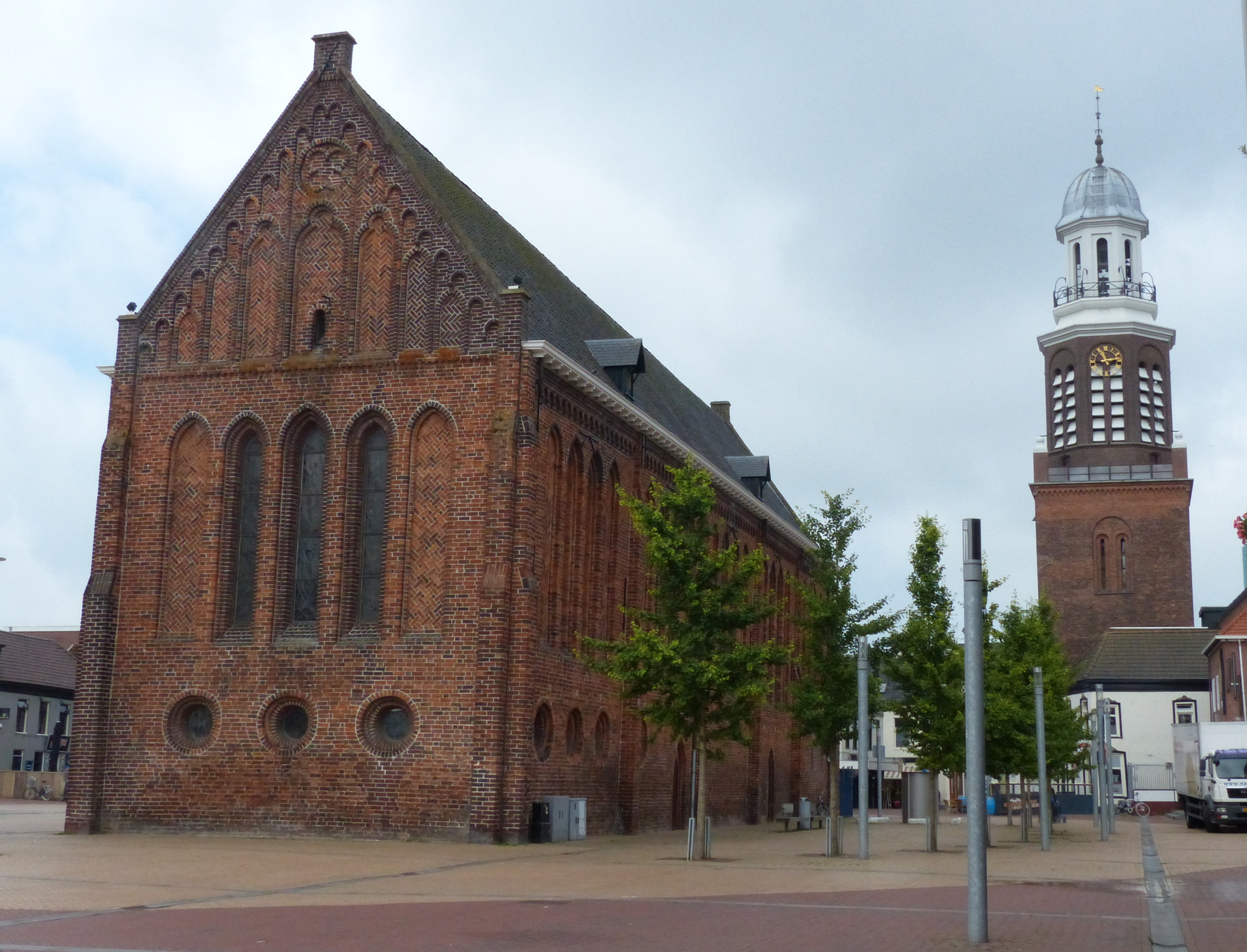 Schip en vrijstaande toren (d'Olle Witte) op het Marktplein in Winschoten.