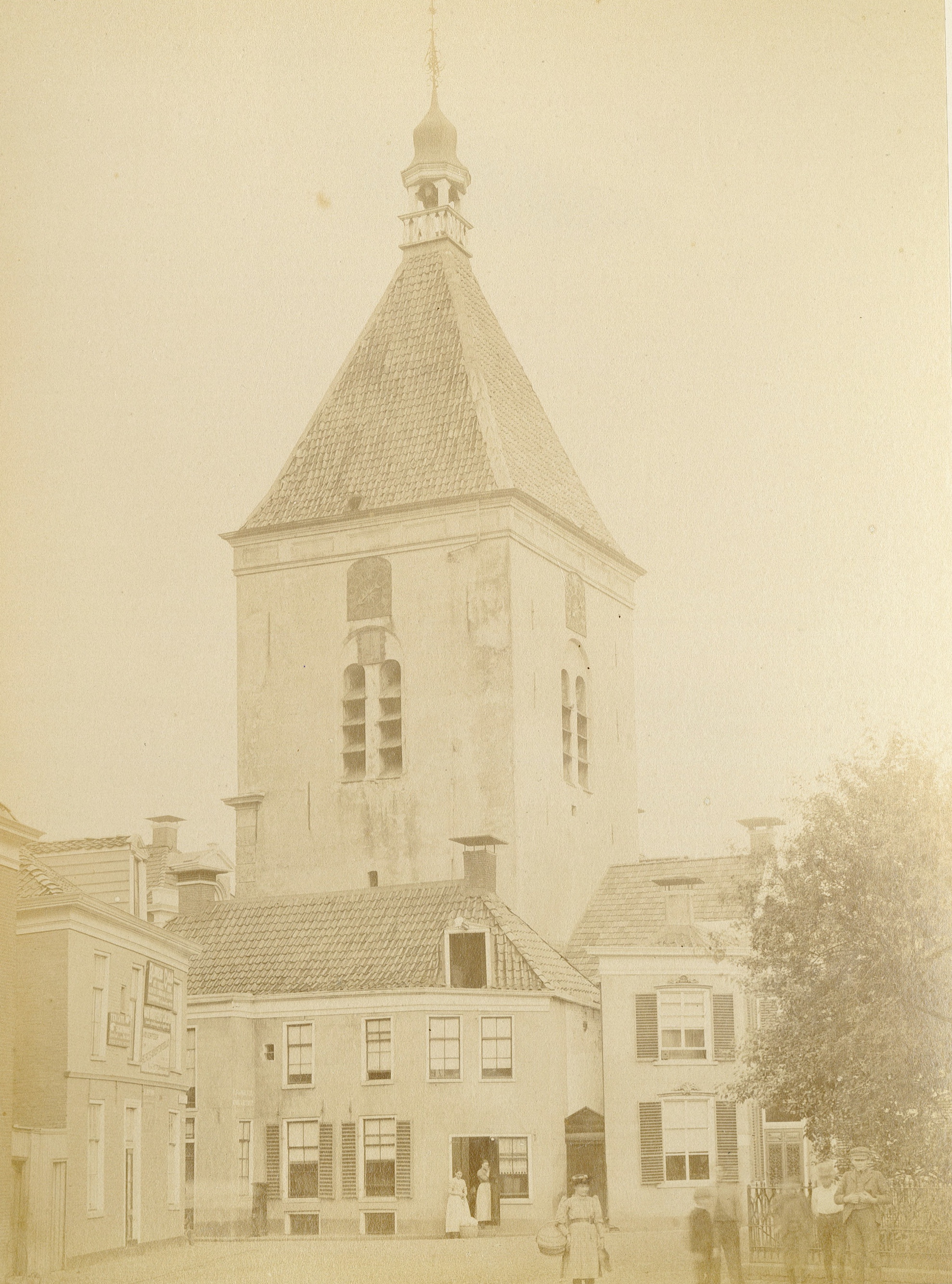 Boven: De d'Olle Witte op 1 augustus 1893. Bron: RHC GA, Groninger Archieven, Beeldbank Groningen.