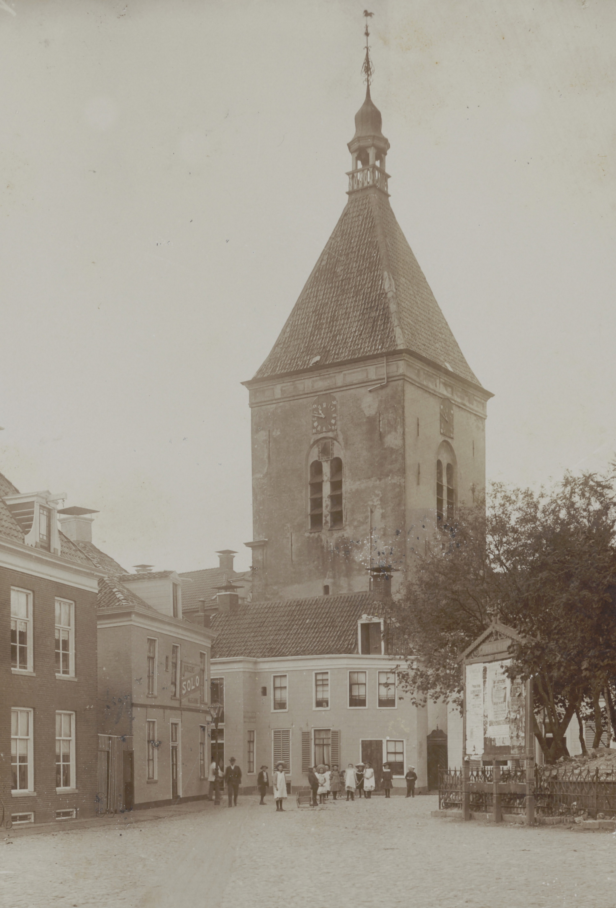 Boven: De d'Olle Witte tussen 1900 en 1910. Mogelijk uitgegeven als prentbriefkaart. Bron: RHC GA, Groninger Archieven, Beeldbank Groningen.