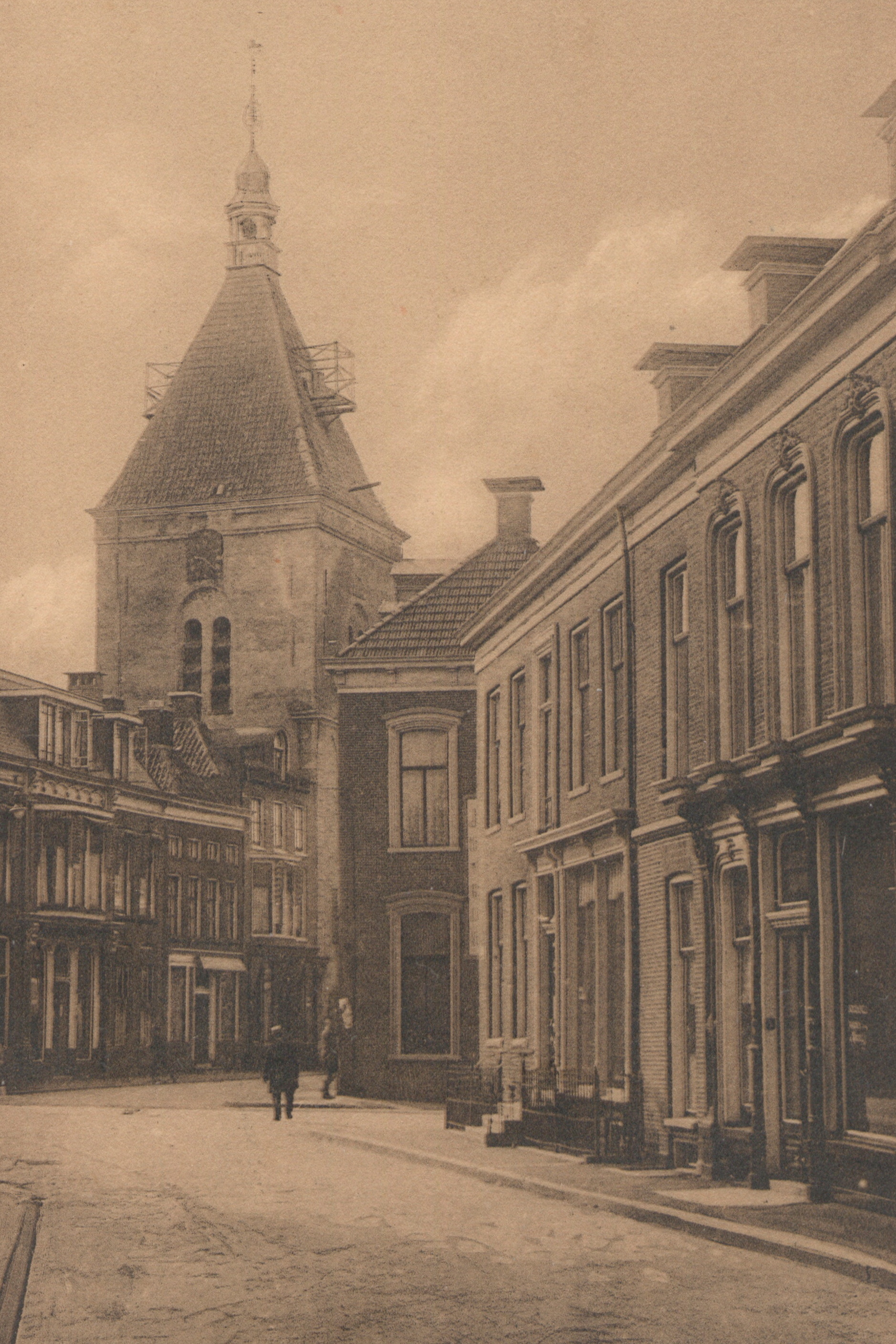 Links: Uitsnede van een ansichtkaart. d'Olle Witte tussen 1920 en 1930 gezien vanaf de Langestraat en Gouden Pand. Uitgever: J.W. van der Veen. Bron: RHC GA, Groninger Archieven, Beeldbank Groningen.