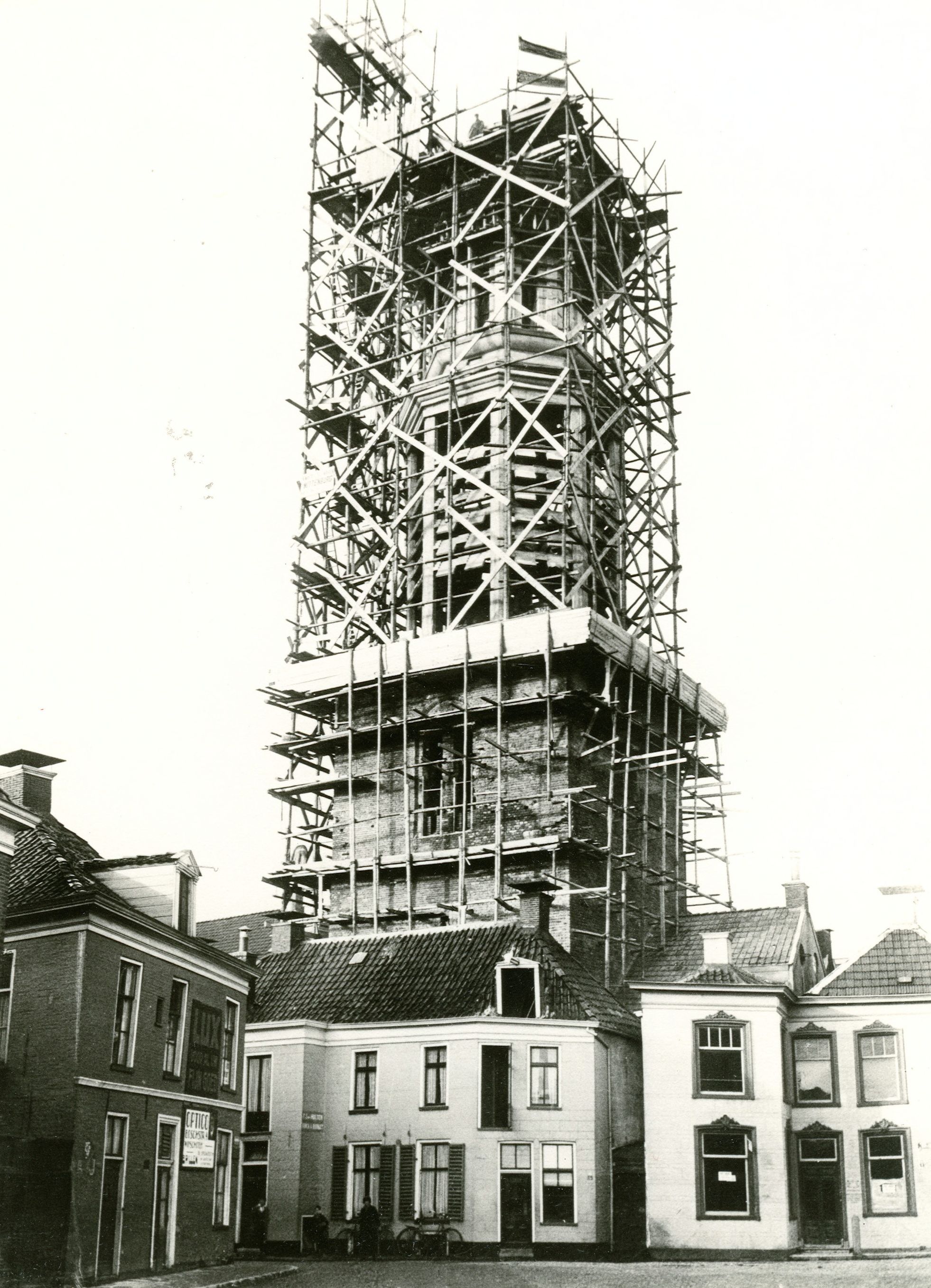 Links: d'Olle Witte im de steigers tijdens de verbouwing in 1930. Bron: RHC GA, Groninger Archieven, Beeldbank Groningen.