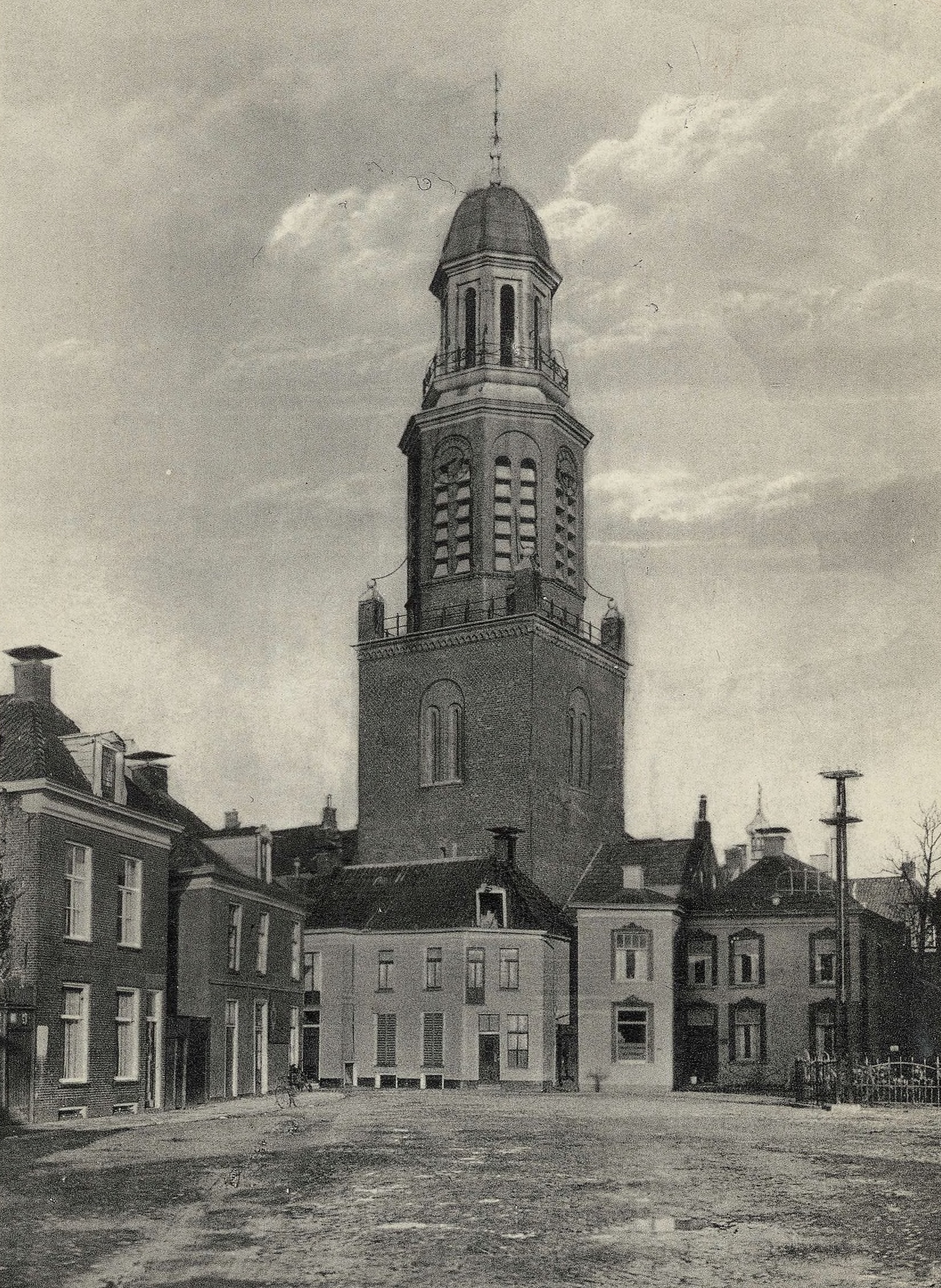 Uitsnede van een ansichtkaart. De toren tussen 1935 en 1940 gezien vanaf het Marktplein.