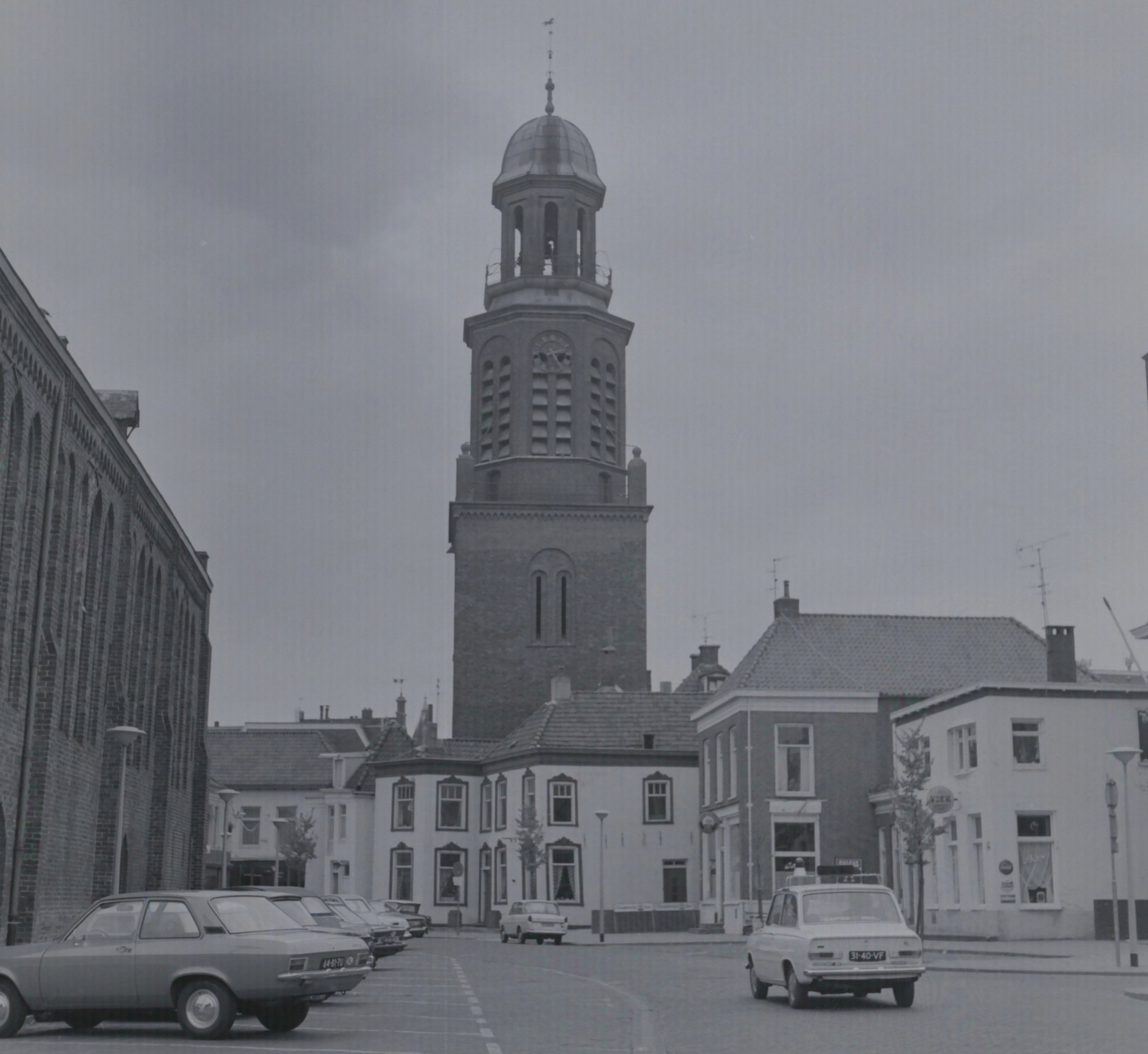 De toren gezien vanaf het Marktplein in 1972. Bron: RHC GA, Groninger Archieven, Beeldbank Groningen.