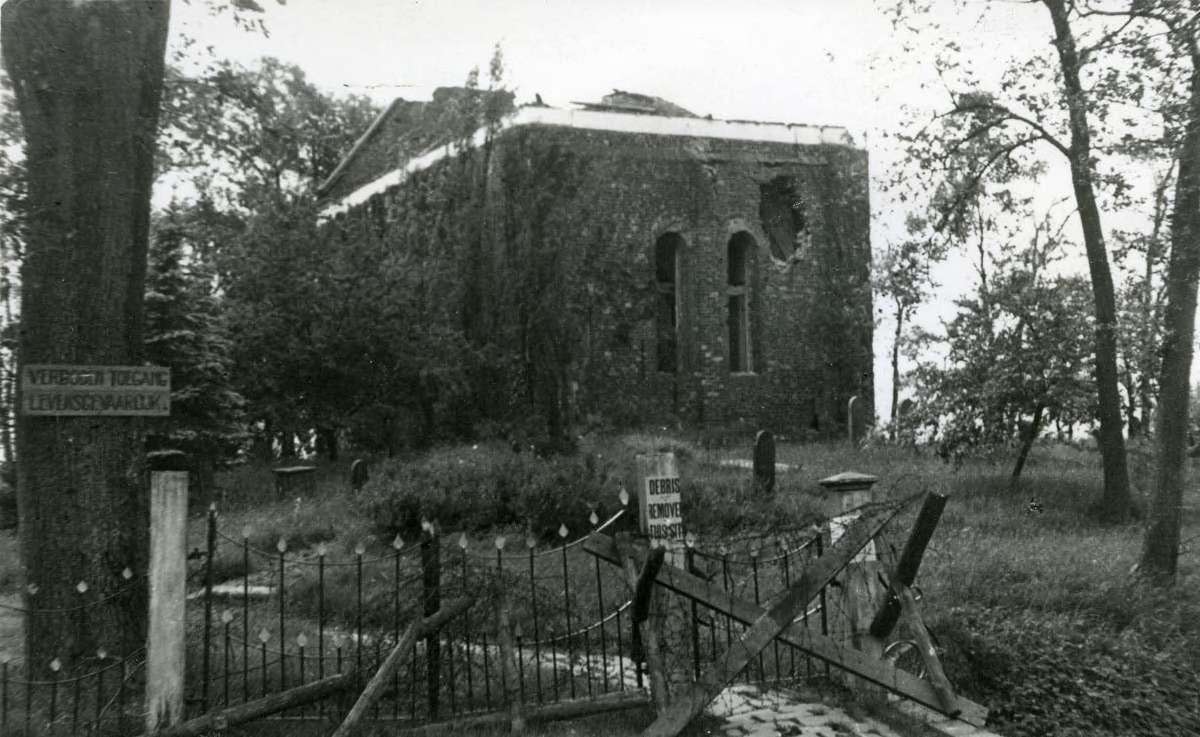 Gezicht op de beschadigde Kerk bij de bevrijding te Woldendorp, 1945. Uit de collectie Eemsdelta. Bron: RHC GA, Beeldbank Groningen.
