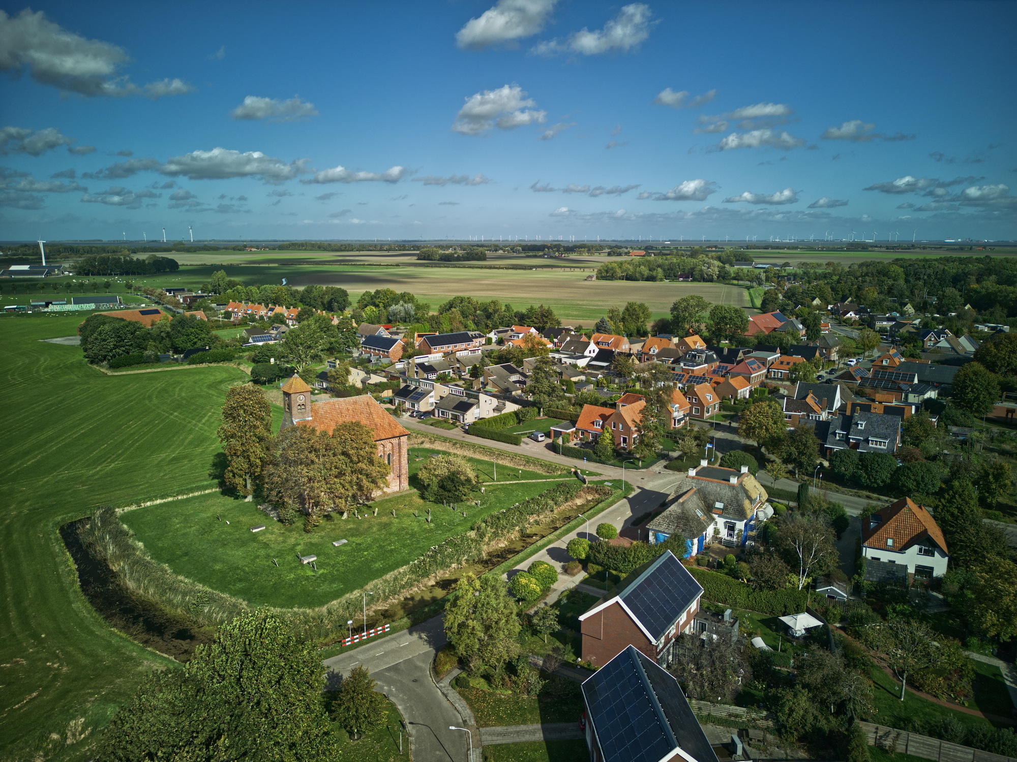 Dronefoto van de kerk met rechts het dorp Woldendorp. Foto: ©Jur Kuipers, 2022.