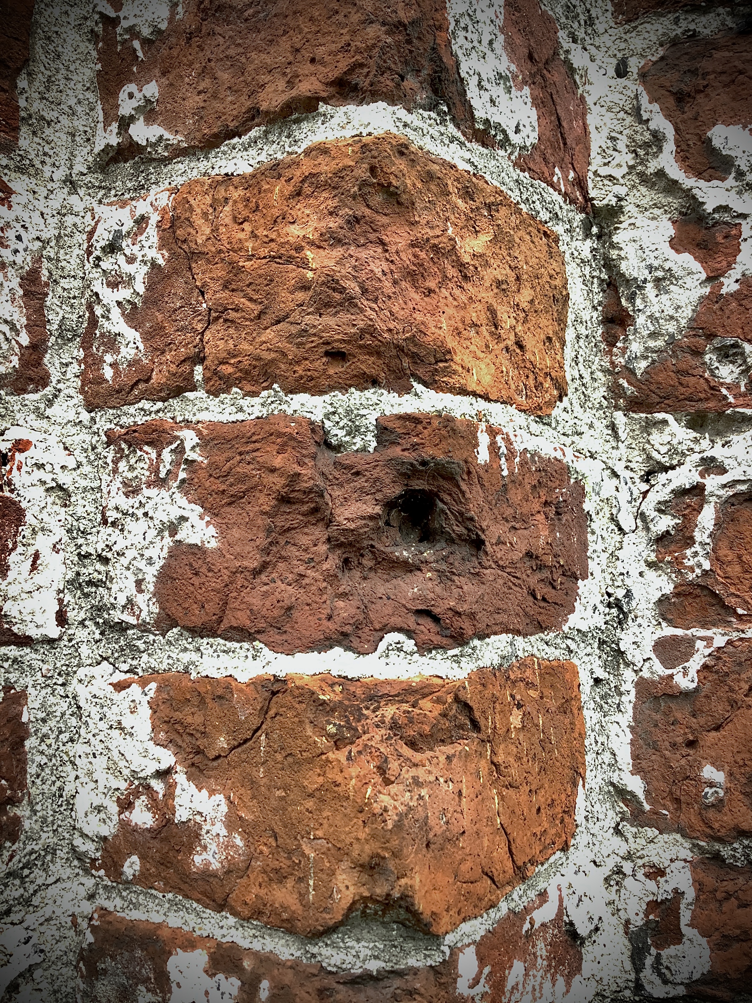 Aan de kerk is de oorlogsschade nog altijd herkenbaar. Foto: ©Jur Kuipers, 2022.