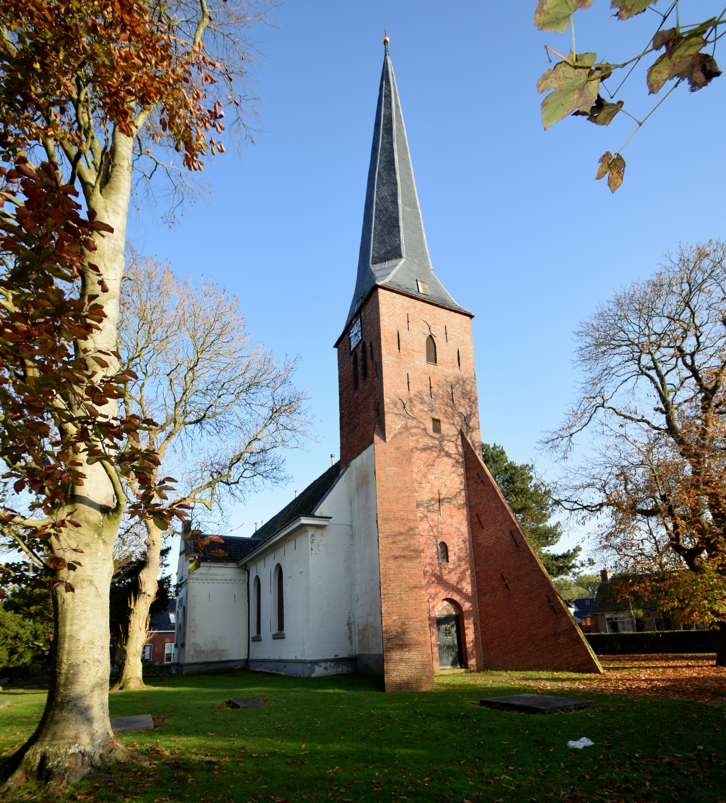 Door de steunberen tegen de noordkant van de toren krijgt de kerk een wat wonderlijk uiterlijk.