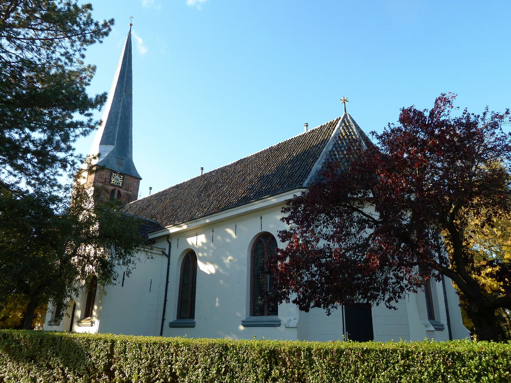 De kerk gezien vanuit het zuidoosten. Hier is duidelijk zichtbaar dat de kerk is bepleisterd;. dat is niet het geval bij een deel van de toren.