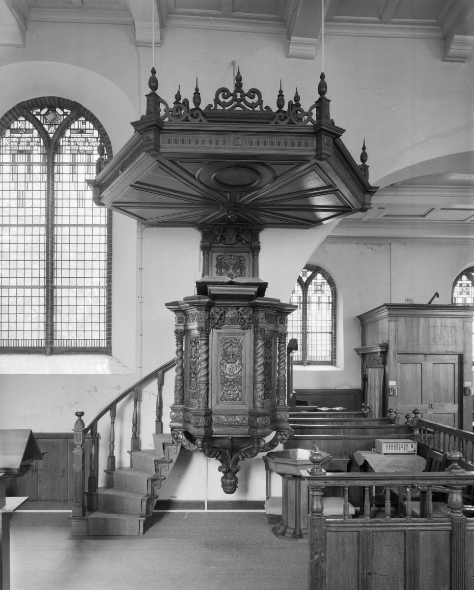 Boven de preekstoel uit 1649 is vrijwel alleen het jongste, tevens het grootste klankbord uit 1910 zichtbaar. 