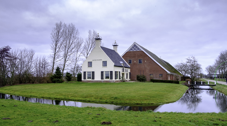 Boerderij Ooster-Feldwerd uit 1841. De boerderij is zwaar beschadigd tijdens de beschietingen door de Duitse Batterie Nansum tijdens de gevechten om de Zak van Delfzijl in 1945 en is daarna herbouwd. Waarschijnlijk is dit ook de plaats waar het klooster heeft gestaan.