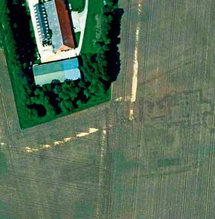 Luchtfoto van het kloosterterrein, circa 2010. Rechts in het midden de sporen van de kerk en de overige gebouwen.