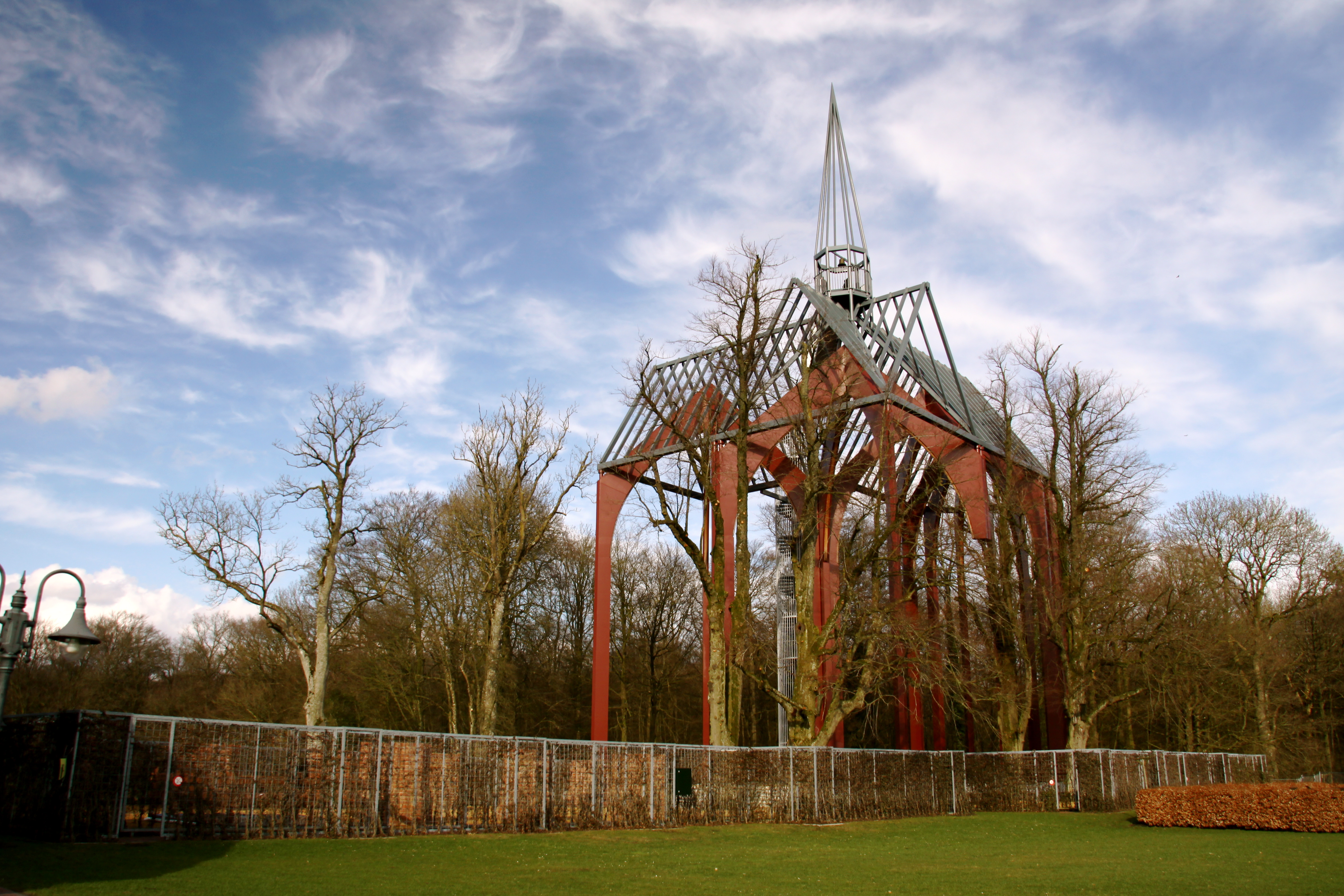 De Abdij van Ihlow (Monasterium Sanctae Mariae in Schola Dei) is een voormalige cisterciënzerabdij in Ihlow in Nedersaksen. Het klooster is acht kilometer ten zuiden van Aurich (Oost-Friesland) gelegen. Van de voormalige kloosterkerk te Ihlow zijn de contouren in staal weergegeven. Foto: Matthias Süssen, 9 april 2010. Bron/licentie: Creative Commons Attribution 3.0 Unported licentie.