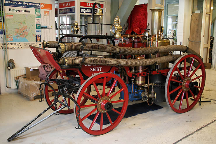 Door paarden getrokken stoomspuit gemeente Zeist, gefotorafeerd in het Nationaal Brandweermuseum in Hellevoetsluis. De brandspuit is een apparaat dat een waterstraal produceert met als doel een brand te blussen. Met een brandspuit kan water hoger en dieper in een brandhaard worden gebracht dan wanneer men water rechtstreeks vanuit een emmer gooit. Foto: 1 augustus 2010. Licentie: Creative Commons Attribution-Share Alike 3.0 Unported.