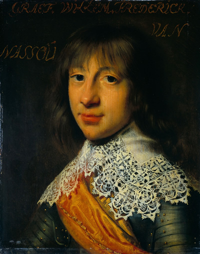 Portret van Willem Frederik (1613-1664), graaf van Nassau-Dietz. Portret door Wybrand de Geest (1592-1661). Onderdeel van de Leeuwarden-serie, een serie portretten van militairen uit de Tachtigjarige Oorlog en leden van het Huis Oranje-Nassau, voor het eerst gedocumenteerd in 1633 in het Stadhouderlijk Hof in Leeuwarden (zie Objectgeschiedenis). Het portret dateert uit 1623, is 29.8cm hoog en 24cm breed.