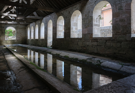 Wasplaats in Bourgondië. Bourgogne Noyers-sur-Serein lavoir. Foto: Myrabella (2014). Licentie: Creative Commons.