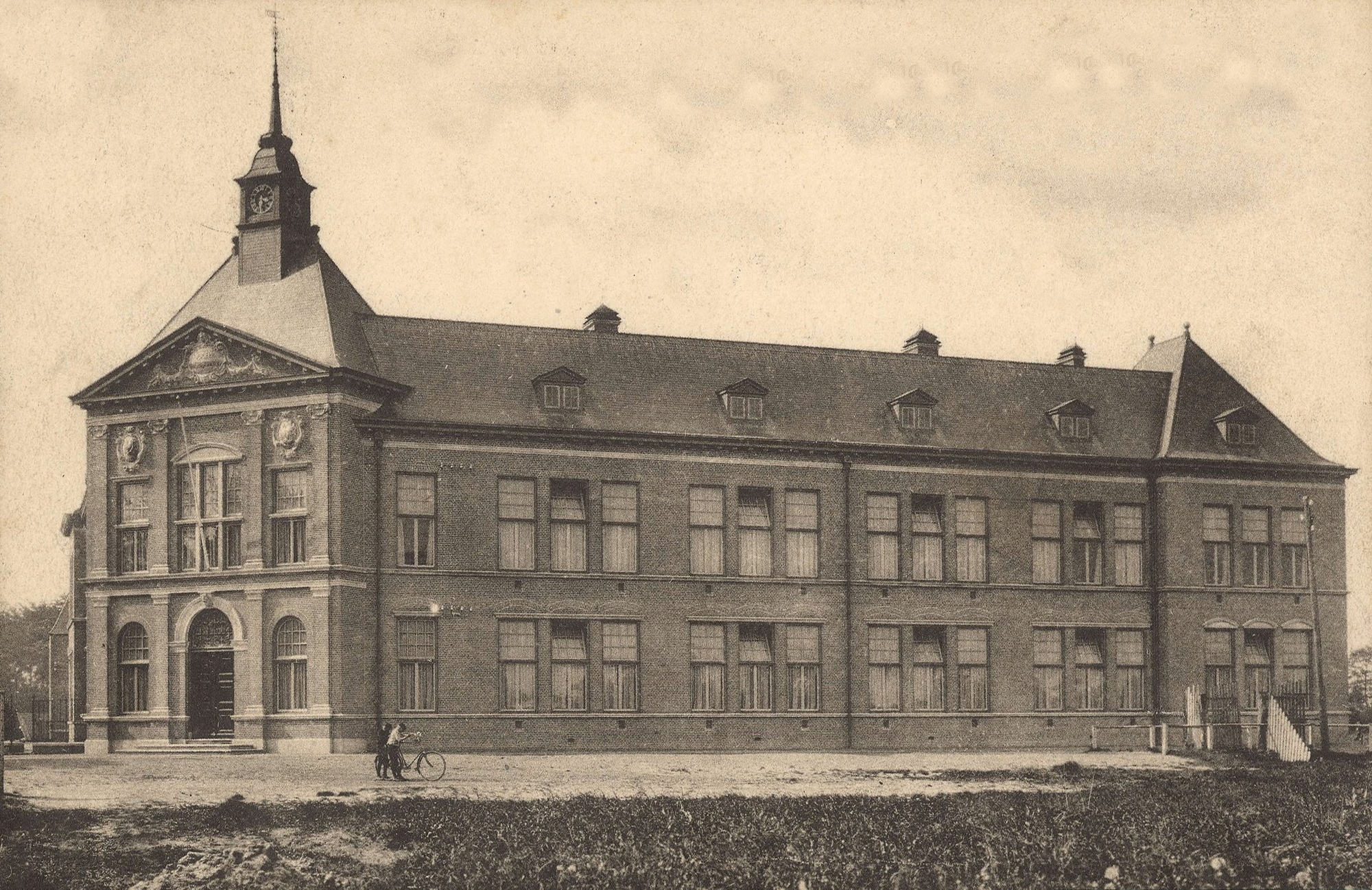 De eerste HBS in Veendam. Foto: 1910-1915. Uitgever: J.G.Schuur.