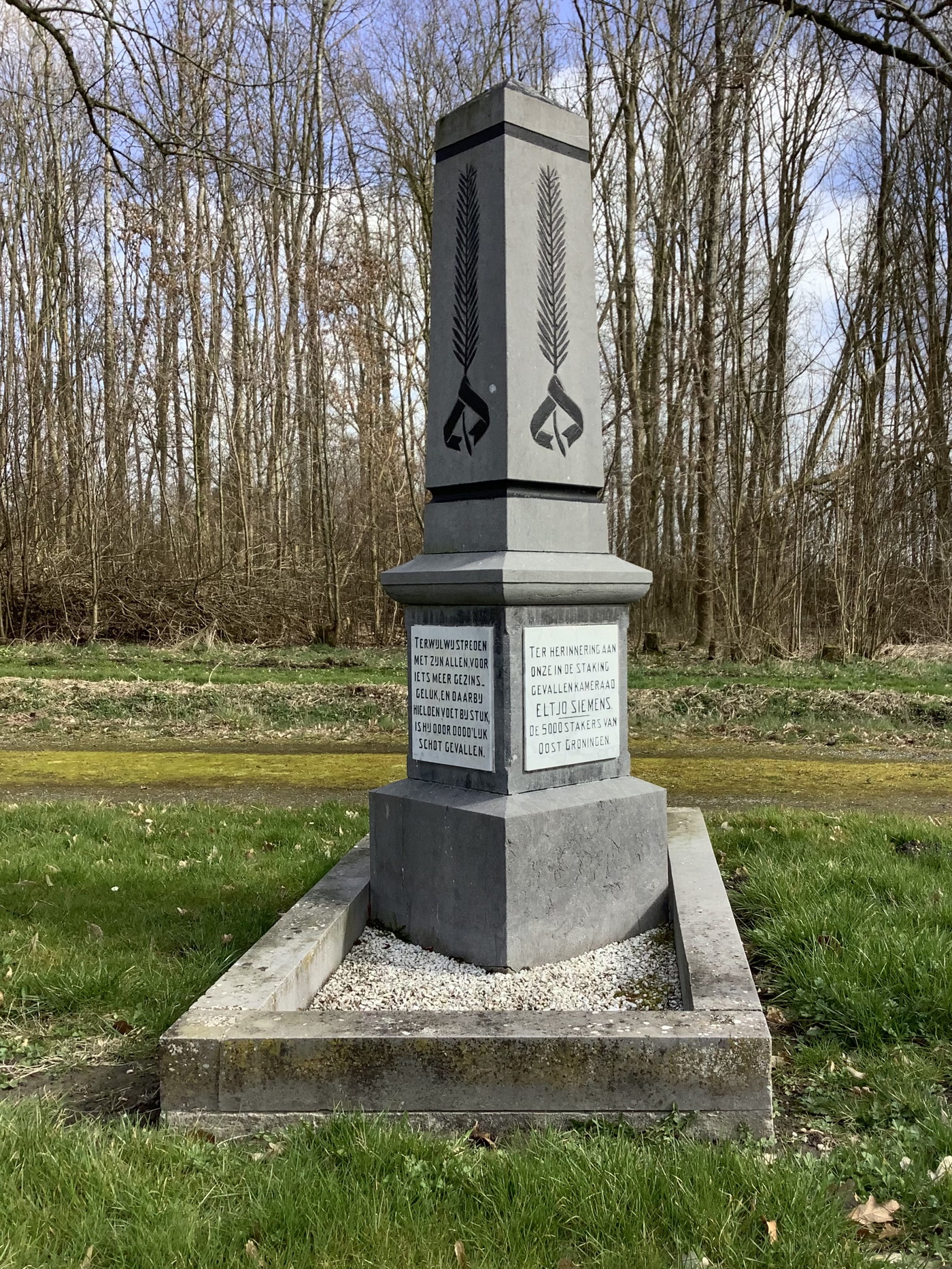 Het grafmonument van Eltjo Siemens op het kerkhof van Finsterwolde. Foto: ©Jur Kuipers.