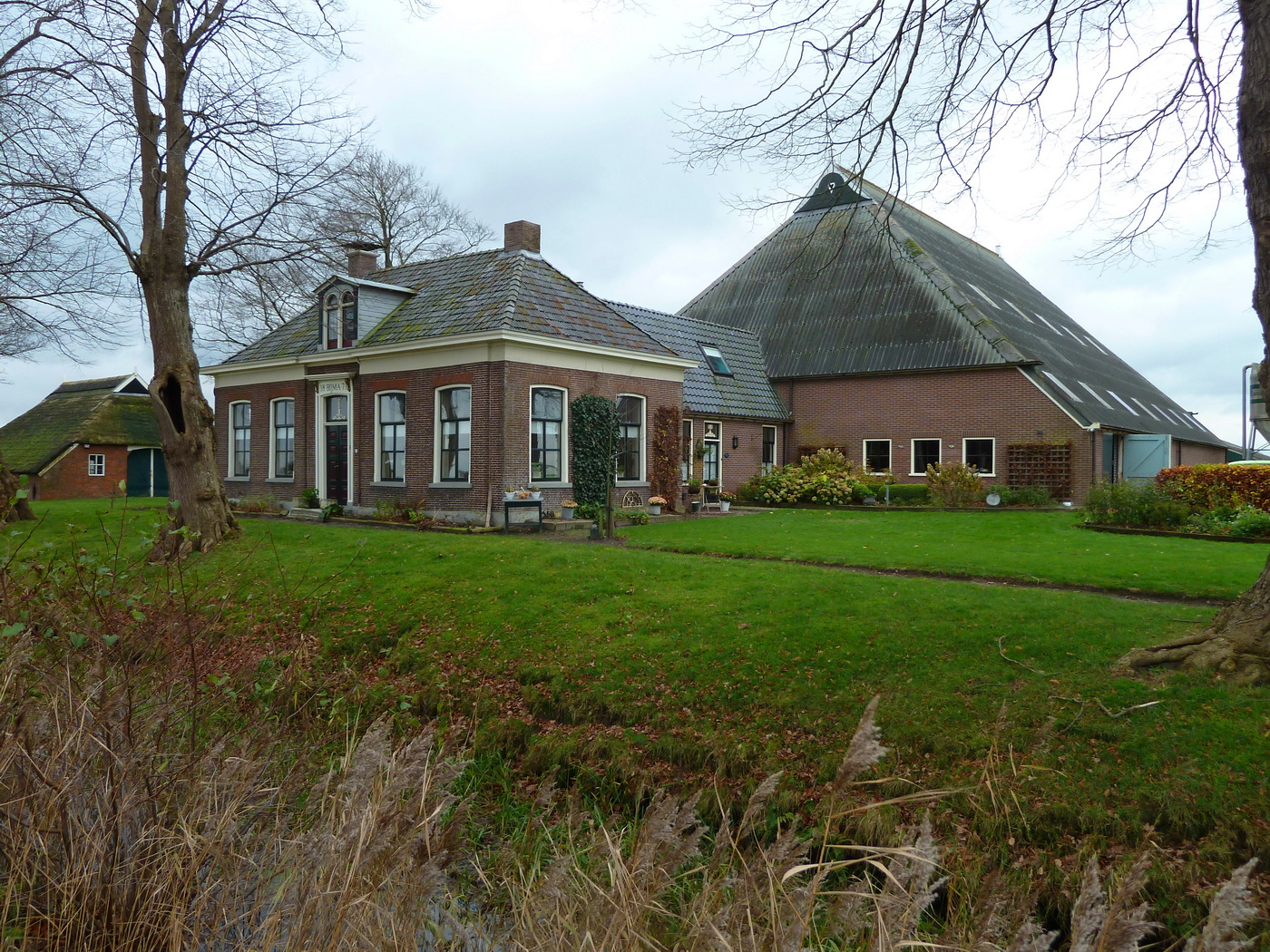 Boerderij Bijma, het tot boerderij verbouwde voormalige schathuis van de Borg Bijma. Op de voorgevel prijkt het jaartal 1873. De borg heeft in het veld rechts naast de boerderij gelegen (zie Formsma, p. 104-105). Foto: November 2010, Hardscarf. Licentie: Creative Commons Attribution-Share Alike 3.0 Unported licentie.