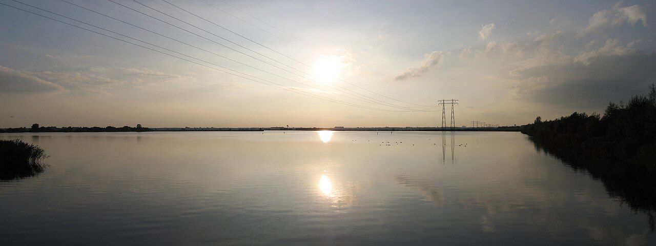 Het zuidwestelijke deel van het Foxholstermeer, een meer in de Groninger gemeente Hoogezand-Sappemeer, gezien vanaf de dijk om de Kropswolderbuitenpolder. Aan de overzijde van het water de Westerbroekstermadepolder.