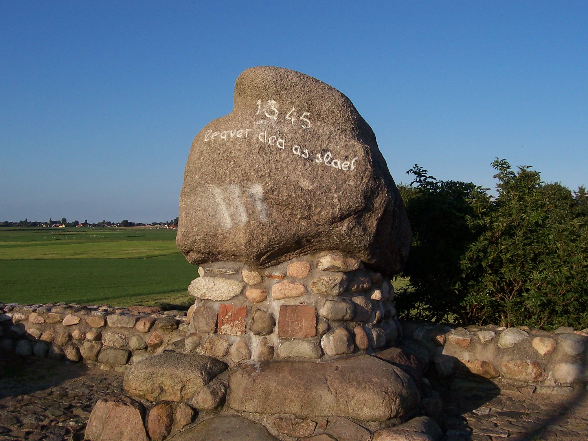 Warns: Monument ter herdenking aan de Slag bij Warns in 1345 - 'Liever dood dan slaaf'. 