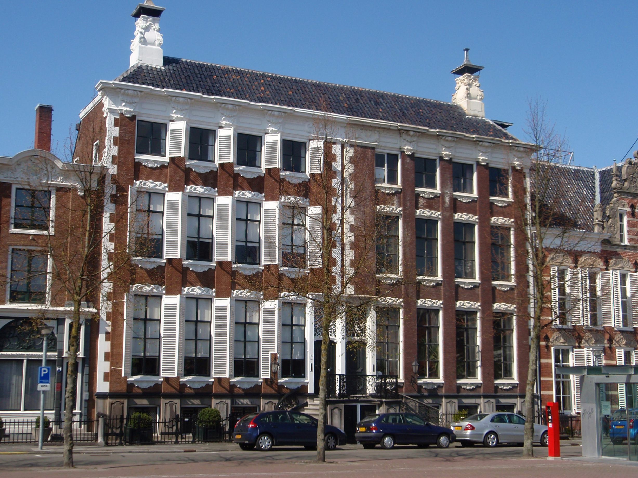 Ossenmarkt, Groningen, 2005. Links nr. 4, het Sichtermanhuis (Rijksmonument nr. 18610), daarnaast nr. 5 (Rijksmonument nr. 18611). Foto: Chris Booms, Rijksdienst voor Cultureel Erfgoed, 16 maart 2005. Licentie: Creative Commons.