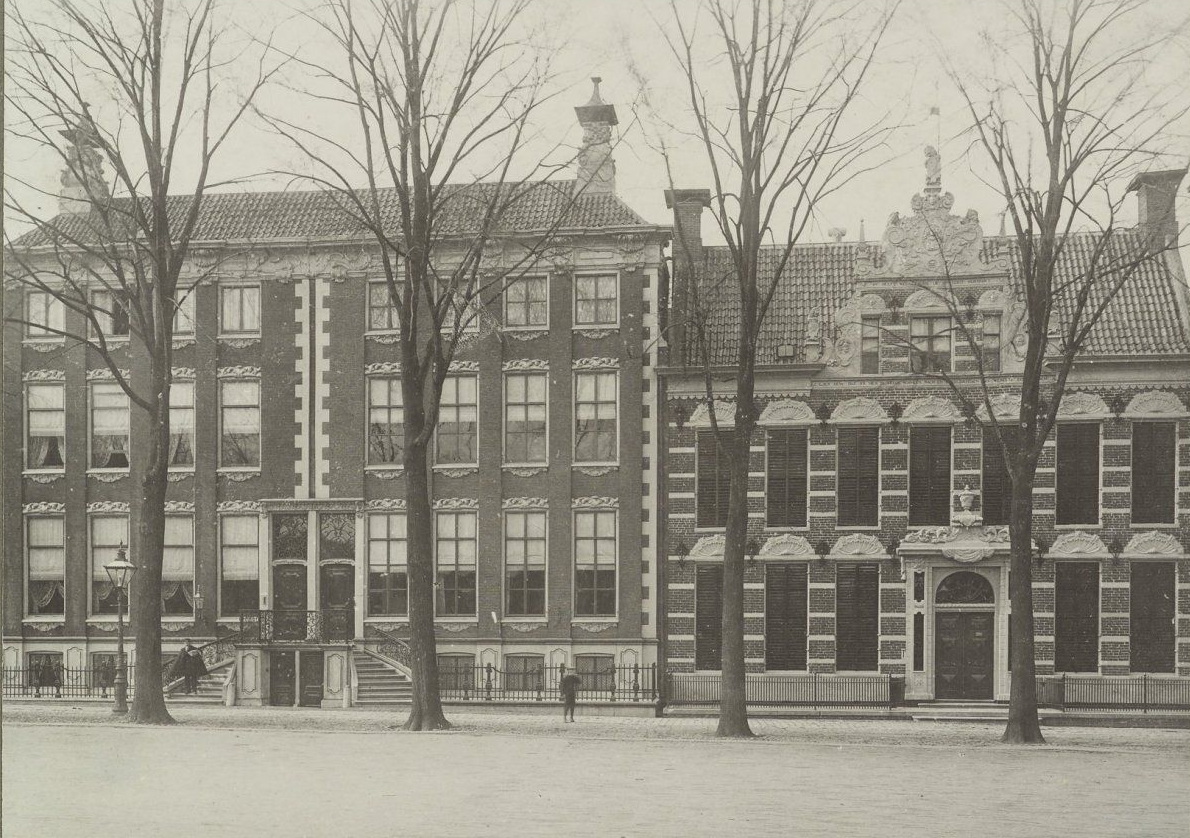 Twee panden aan de noordzijde van de Ossenmarkt in Groningen. Links het Sichtermanhuis (nr. 4-4a, rm 18610), rechts nr. 5 (rm 18611). Bron: Fotograaf Kramer, Rijksdienst voor Cultureel Erfgoed. Licentie: Creative Commons.