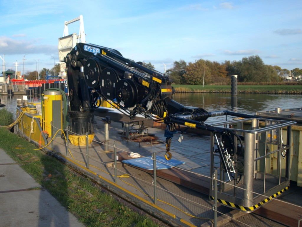 Foto boot: de Thomas van Seeratt, 30 meter lang en 8 meter breed; diepgang 1.10 meter. Het schip heeft een kraan aan boord, die ook kan worden gebruikt als hoogwerker. Het schip heeft ook een werkplaats aan boord en is ontworpen door Vripack International uit Sneek en onder meer geïnspireerd op een luchtverkeerstoren. Het schip is in maart 2012 in gebruik genomen.