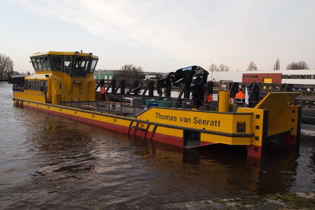 Het werkschip van de Provinciale Waterstaat van Groningen, de Thomas van Seeratt, genoemd naar een slavenhandelaar en weldoener.