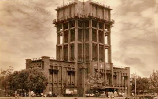 Watertoren en tevens gemeentehuis. Bron: Hans Stoelinga, Onderdendam. 