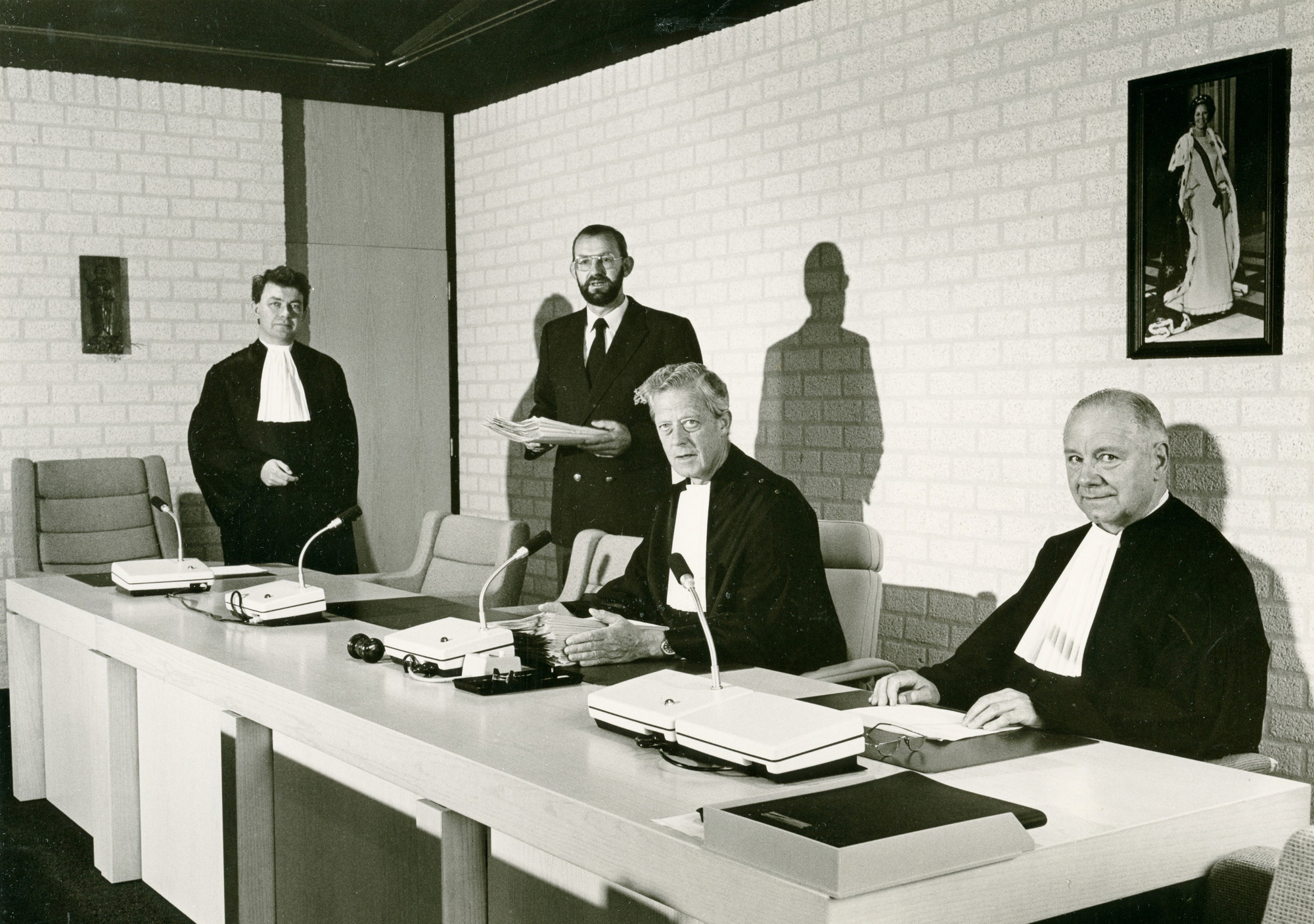 Strafzitting van het kantongerecht Winschoten op 7 juli 1988. V.l.n.r.: mr. M.H. Geerds, officier van justitie; W. Blaauw, gerechtsbode; mr. G.L.J. Cazemier,kantonrechter en J.T. Bijsterbosch, gerechtssecretaris.