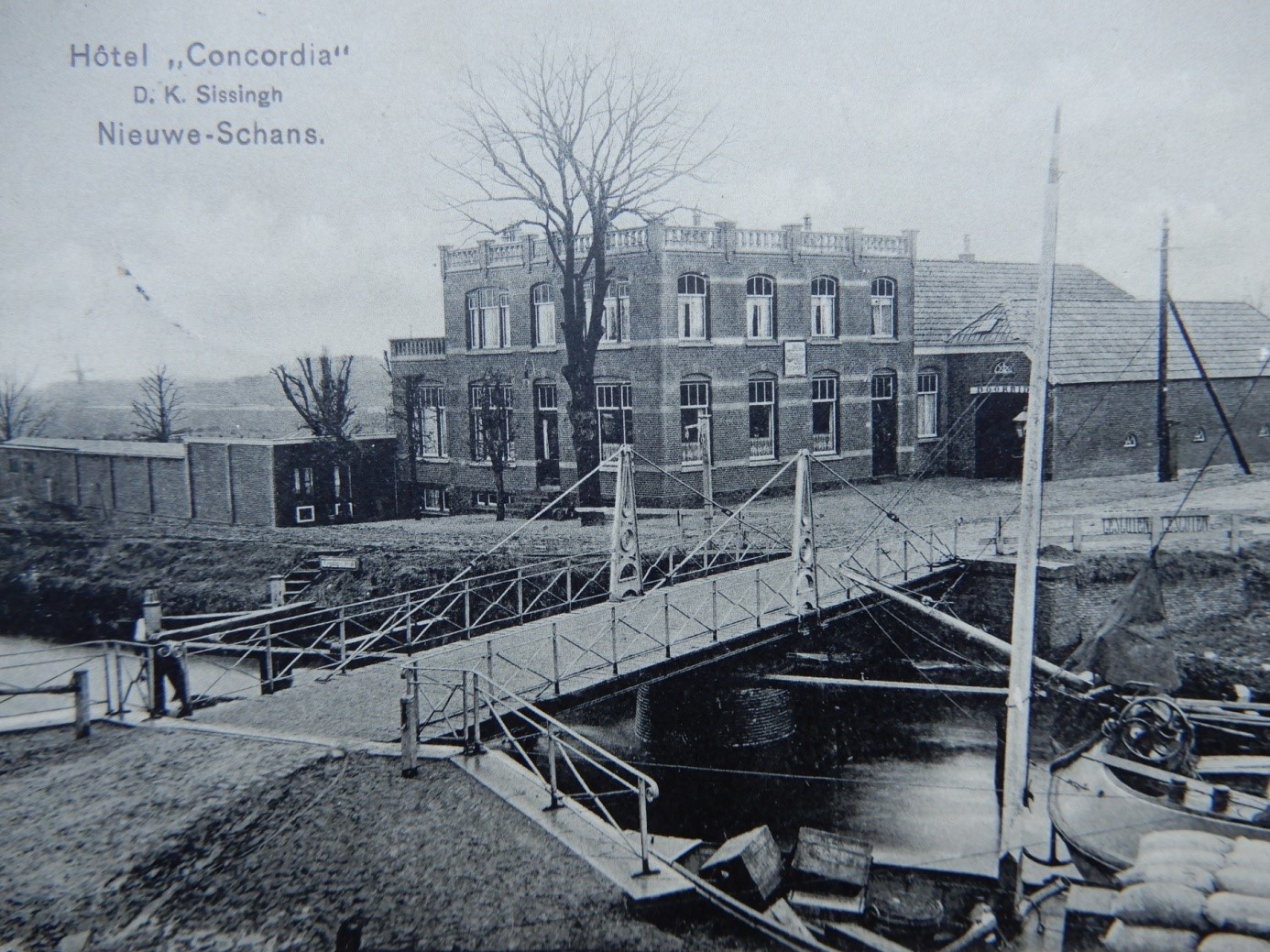 De brug over de Aa bij Oudezijl vóór 1940. In 1940 en op 15 april 1945 wordt de brug vernield. Bij het herstel op 16 april zijn door een salvo granaten van een Duitse batterij enkele Poolse pioniers gedood en/of zwaar gewond (Brul; Keulen 69, H.R. Leemhuis). Foto: FE.