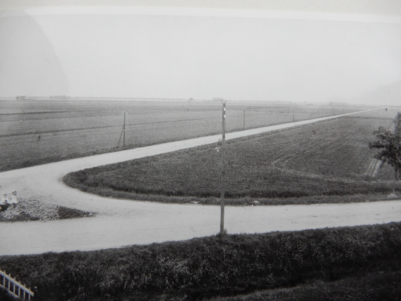 De Langeweg naar Nieuweschans; op de driehoek van de wegsplitsing, dus ongeveer op de plek waar de personen zitten, hebben Duitse militairen tijdelijk begraven gelegen. Foto: FE.