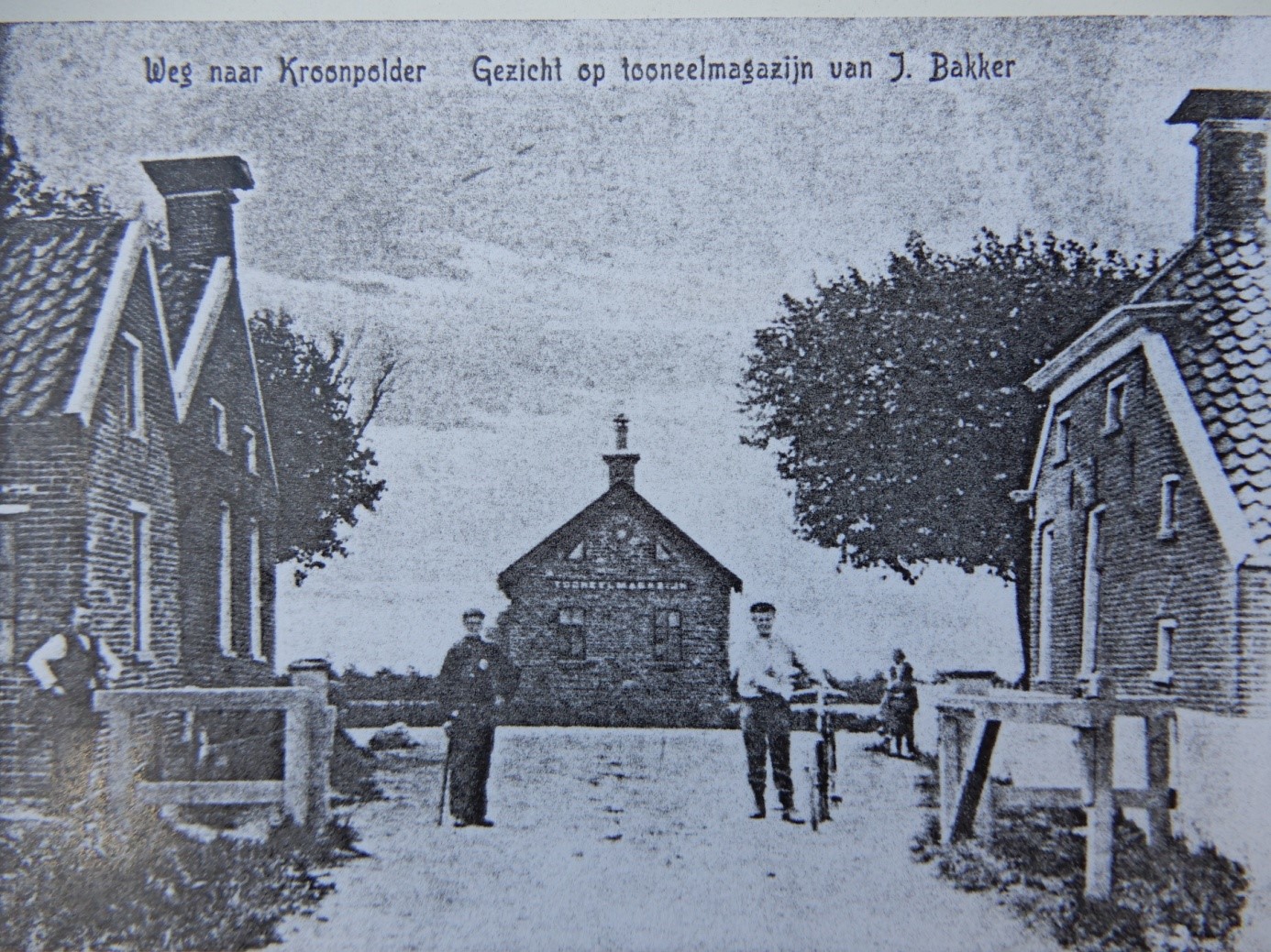 Het begin van de Kroonpolderweg in Drieborg omstreeks 1900, hier nog met tolhek. Hier heeft de Poolse tank gestaan die het woongedeelte van boerderij Ebels op 17 april 1945 in brand of kapot heeft geschoten. Het huis links op de foto wordt op dat moment bewoond door Waterholter. Foto: FE.