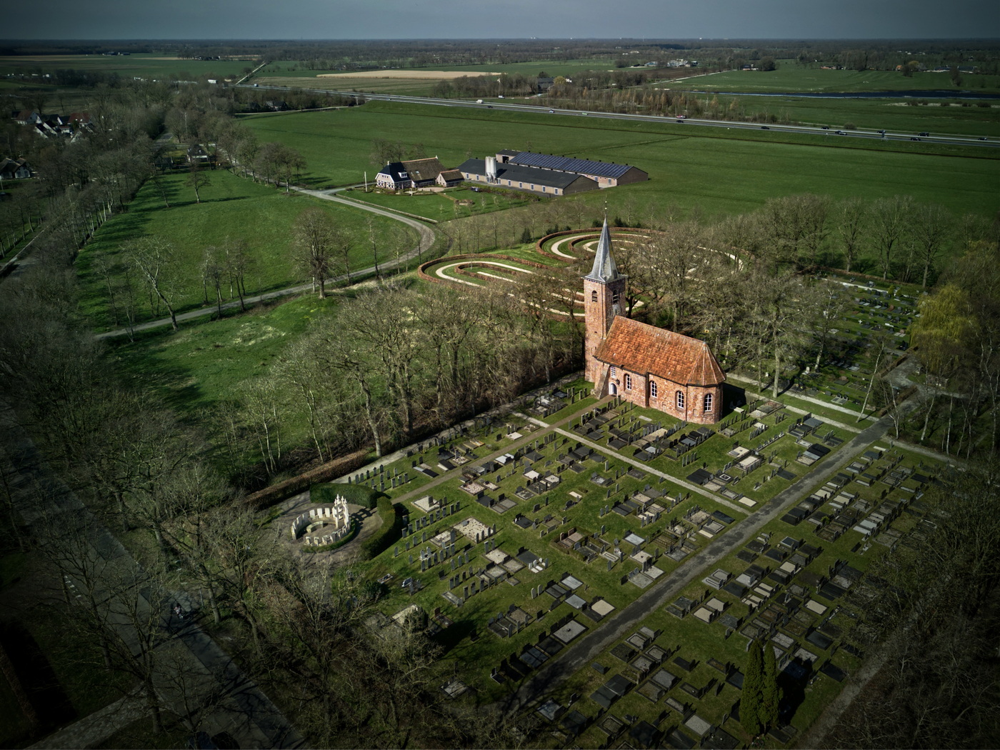 Dronefoto: ©Jur Kuipers. De kerk het kerkhof en het monument te Marum.