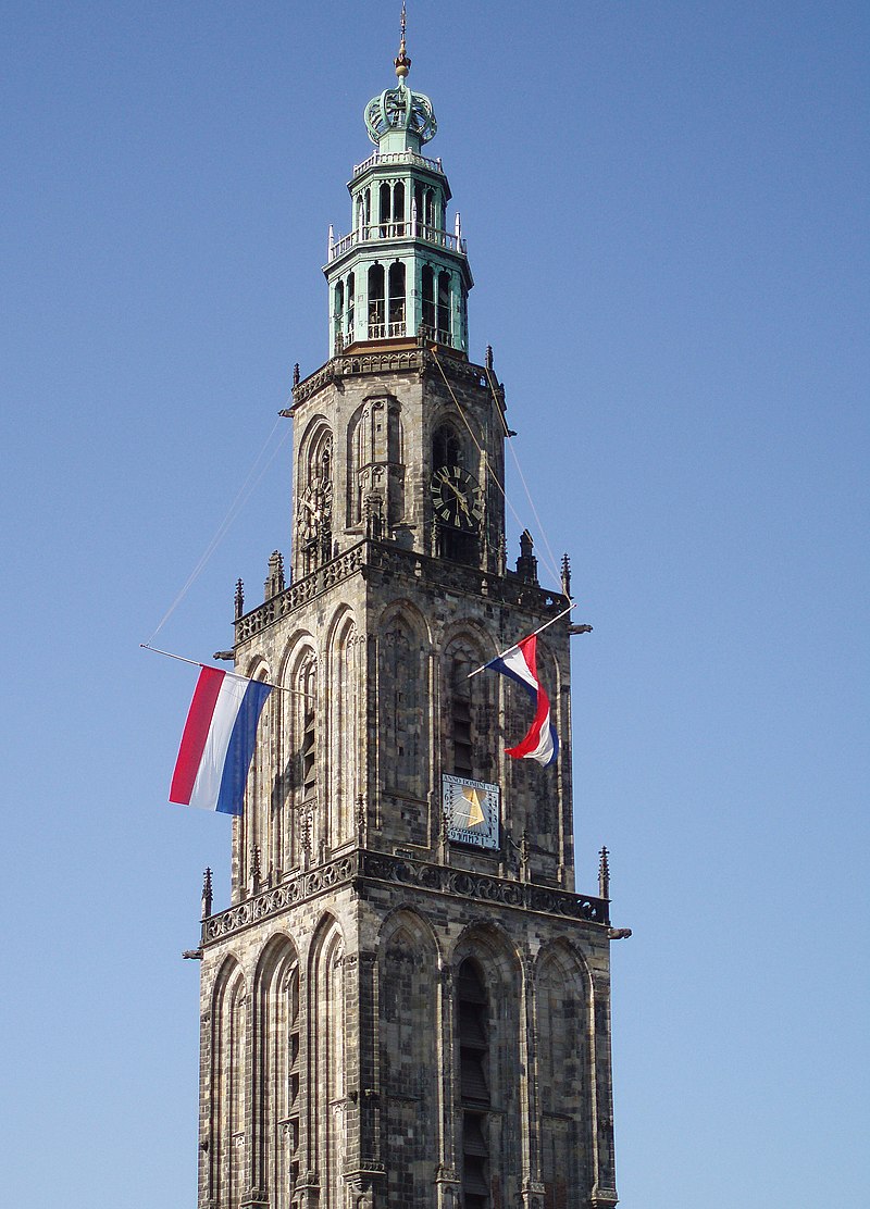 Bij de dodenherdenking op 4 mei zijn we allemaal twee minuten stil en hangen de vlaggen halfstok. Hier op de Martinitoren in Groningen.
