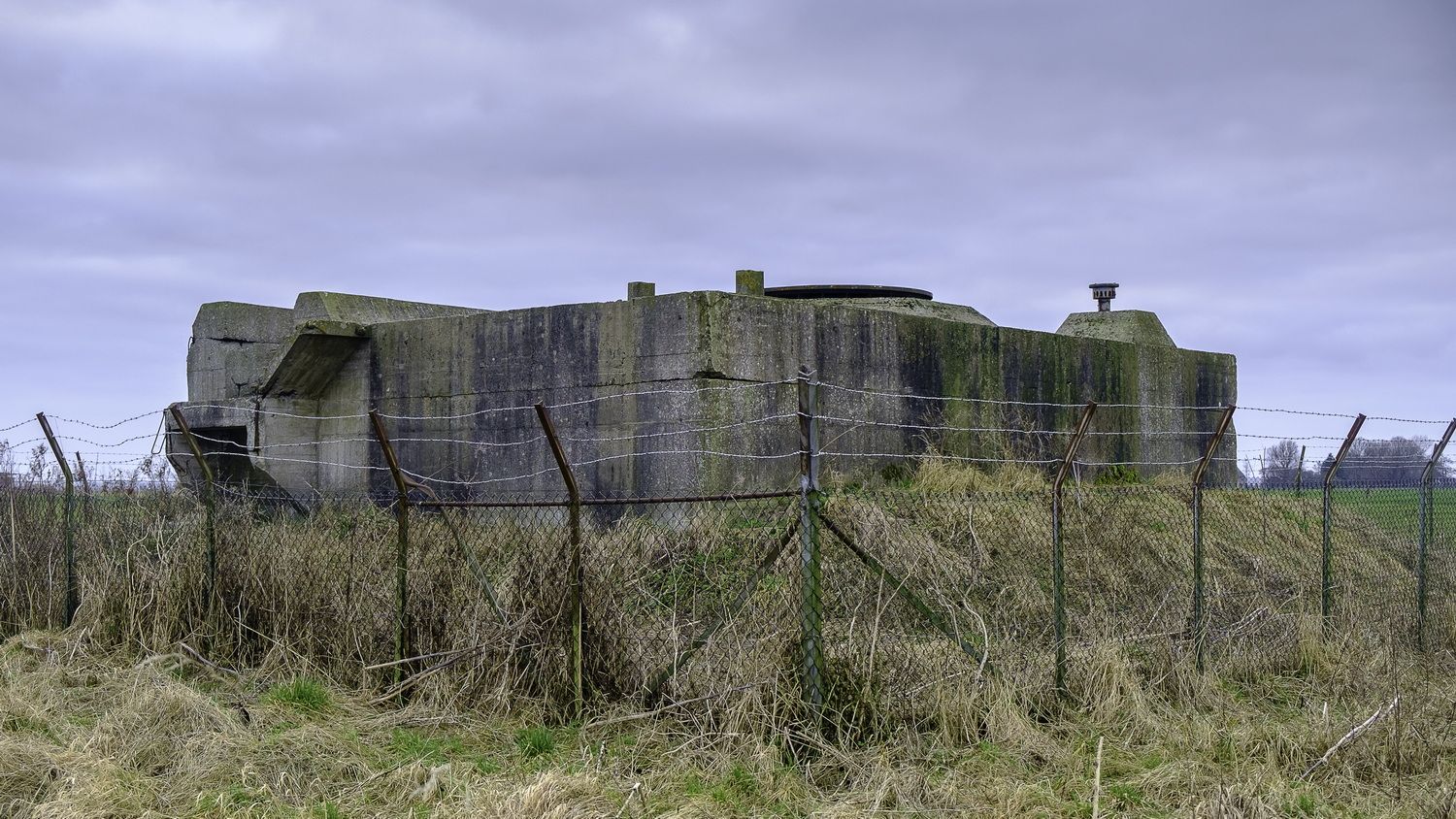 De bunker behorende tot Navigatiestation Groningen is uitgerust geweest met een rondzoekradar van het type ER 438. De bunker zelf heeft aan de zijkant een grote toegang waardoor het mogelijk is geweest om de benodigde apparatuur naar binnen te kunnen brengen. In de bunker zelf zijn twee ruimtes waar de apparatuur heeft gestaan opgesteld en er is een luchtbehandelingsruimte aanwezig geweest. Alle bunkers in dit complex zijn tevens ook voorzien van een nooduitgang en een toilet. Tegenwoordig is de bunker geheel afgesloten en enkel vanaf de buitenkant te bekijken. Bron: www.bunkerinfo.nl.