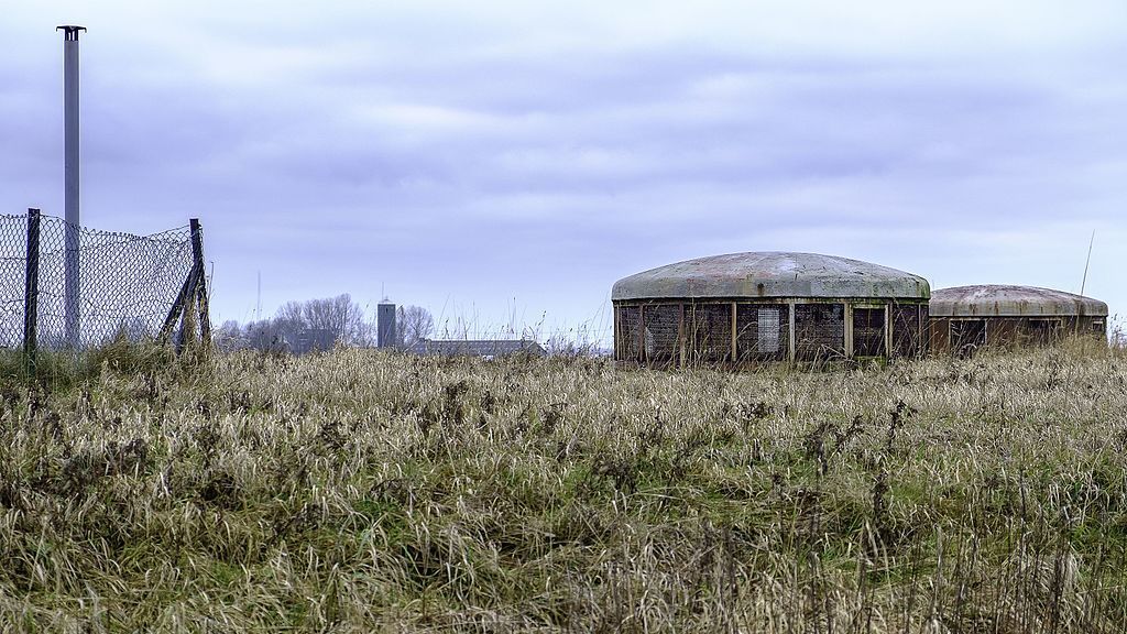 Hoewel deze bunkers geheel onder de grond liggen is er toch het één en ander van zichtbaar. Bron: www.bunkerinfo.nl.