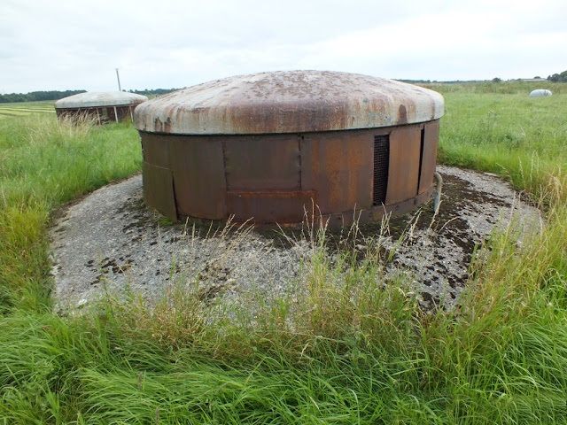 Hoewel deze bunkers geheel onder de grond liggen is er toch het één en ander van zichtbaar. Onder andere is er een pantserkoepeltje te vinden welke afkomstig is van een gesloopte Duitse bunker uit Zeeland. Dit koepeltje is aangepast en heeft dienst gedaan als nooduitgang. Ook zijn er twee grote ventilatieschachten zichtbaar en enkele ingangen tot de bunkers. Bron: www.bunkerinfo.nl