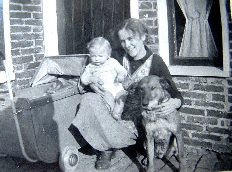 Foto: Trijntje Boven-Meijering met haar oudste zoon Jan en hun herdershond in Woldendorp. Oorspronkelijke bron: Fam. Boven.