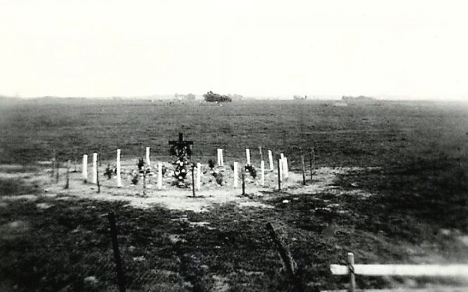 Het tijdelijke monumen te Bakkeveen. Bron: eigen verzameling, inzender onbekend.