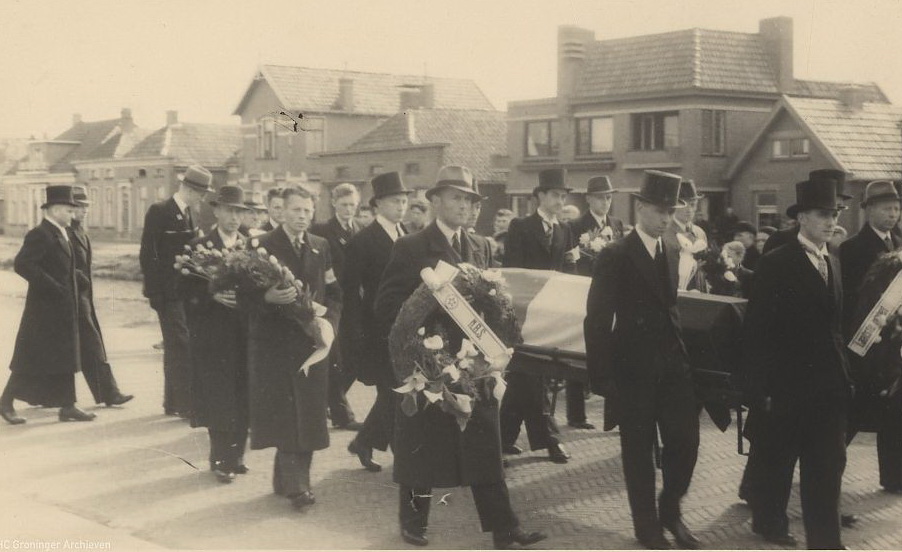 De rouwstoet van Abel Sanders in Oude Pekela. Bron: RHC GA, Groninger Archieven, Beeldbank.